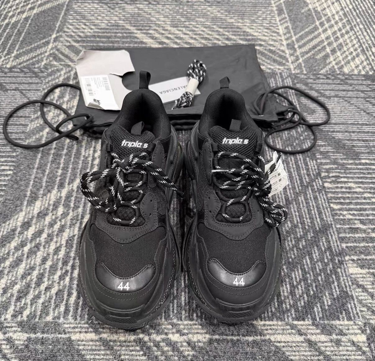 Balenciaga Balenciaga Triple S Low-top Dad Sneakers J42 Size US 11 / EU 44 - 2 Thumbnail