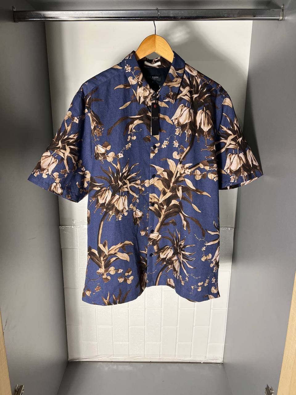 Ted Baker VERY RARE TED BAKER FLOWERS DESIGNER CASUAL SHIRTS HAWAII Size US L / EU 52-54 / 3 - 1 Thumbnail