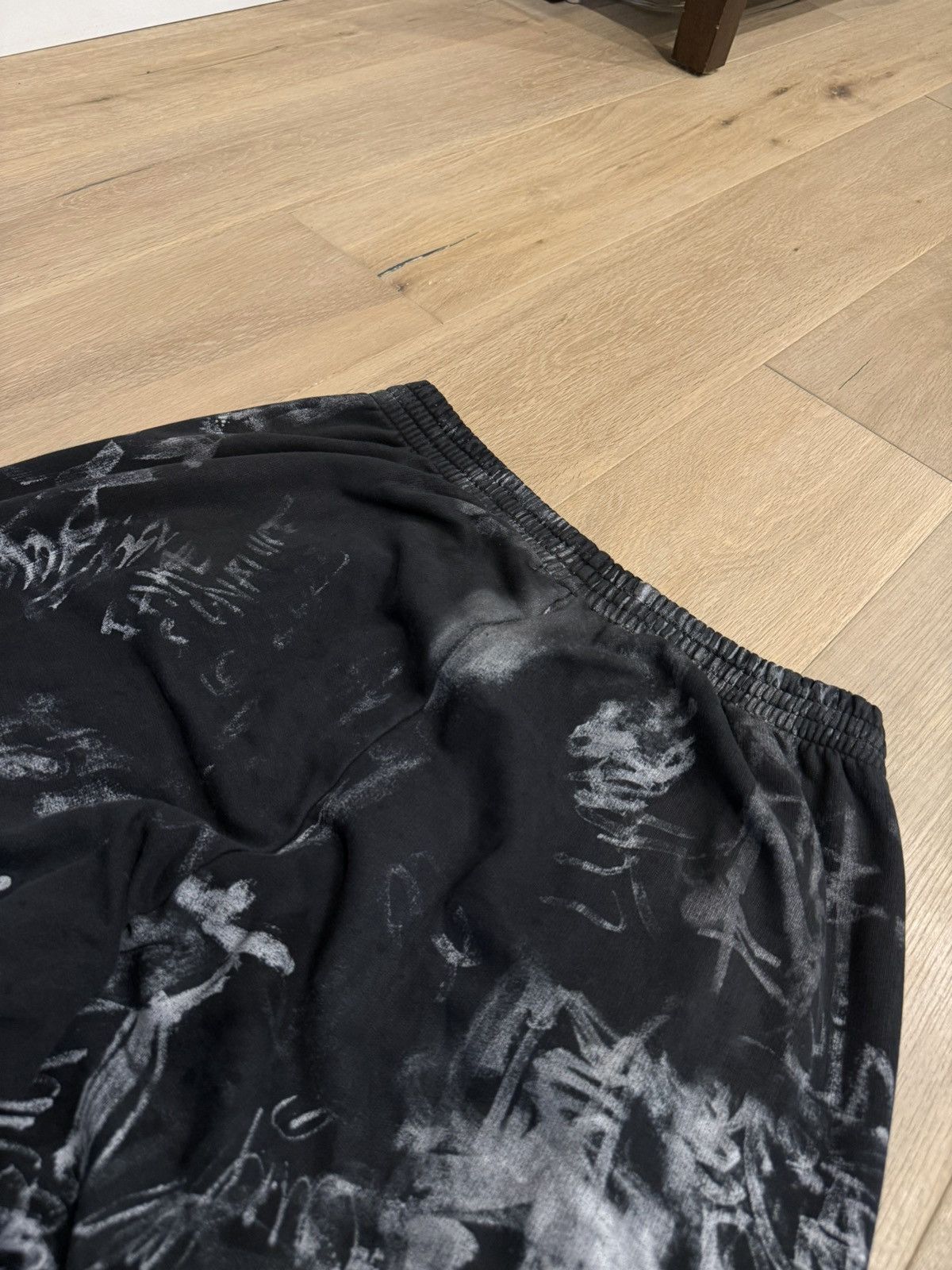 Balenciaga Balenciaga Black Skater Graffiti Sweatpants Size US 32 / EU 48 - 11 Thumbnail