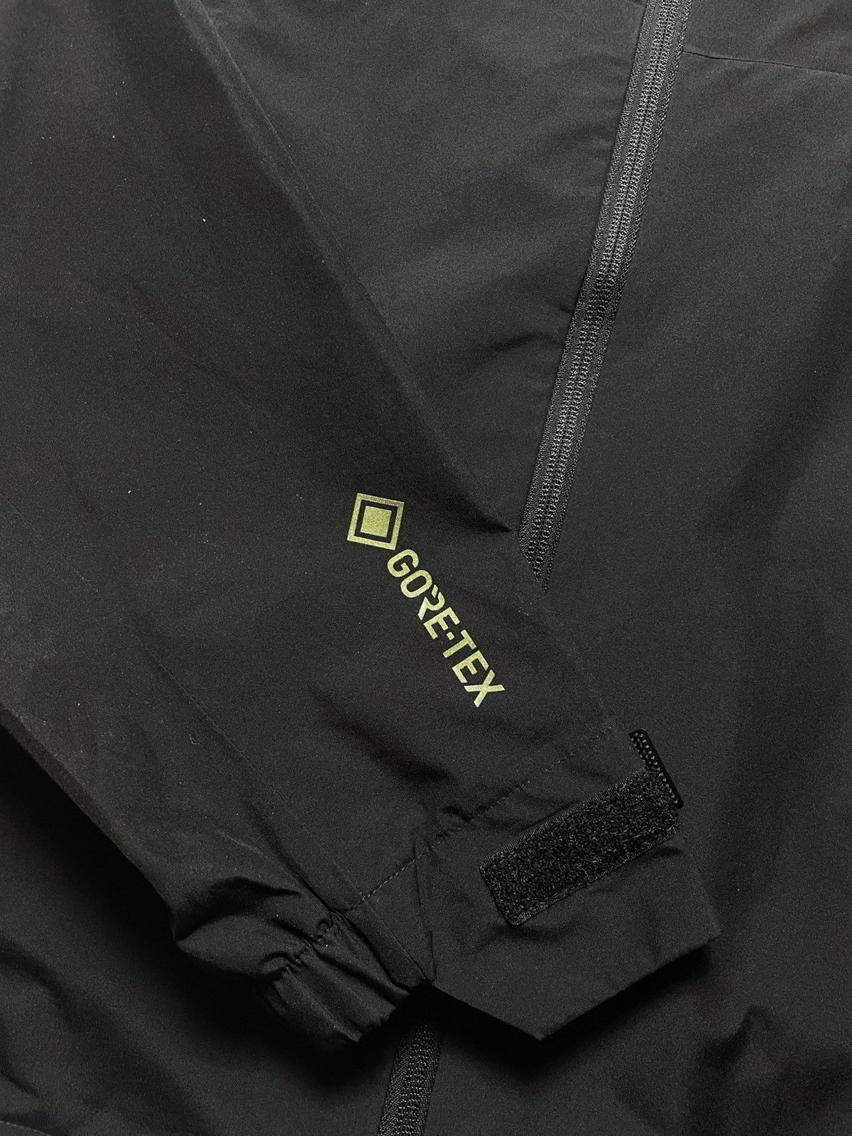 Adidas × Maharishi Adidas Arsenal x Maharishi Gore Tex Jacket Size L Size US L / EU 52-54 / 3 - 4 Thumbnail