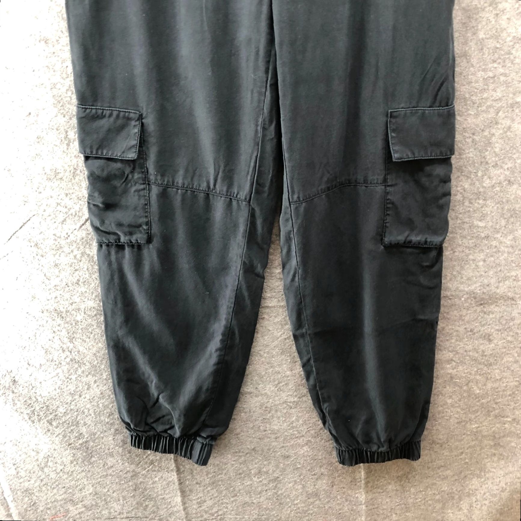 Banana Republic VINTAGE: No Banana Republic Pants Women M Black Cargo Relaxed Tencel Jogger Pull On 27 in Inseam Size 32" / US 10 / IT 46 - 4 Thumbnail