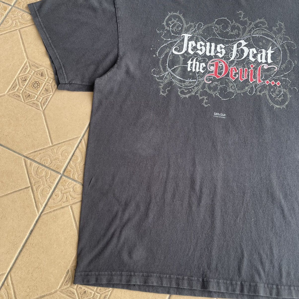 Vintage Kerusso 2009 Jesus Beat The Devil Tshirt Size US XXL / EU 58 / 5 - 6 Thumbnail