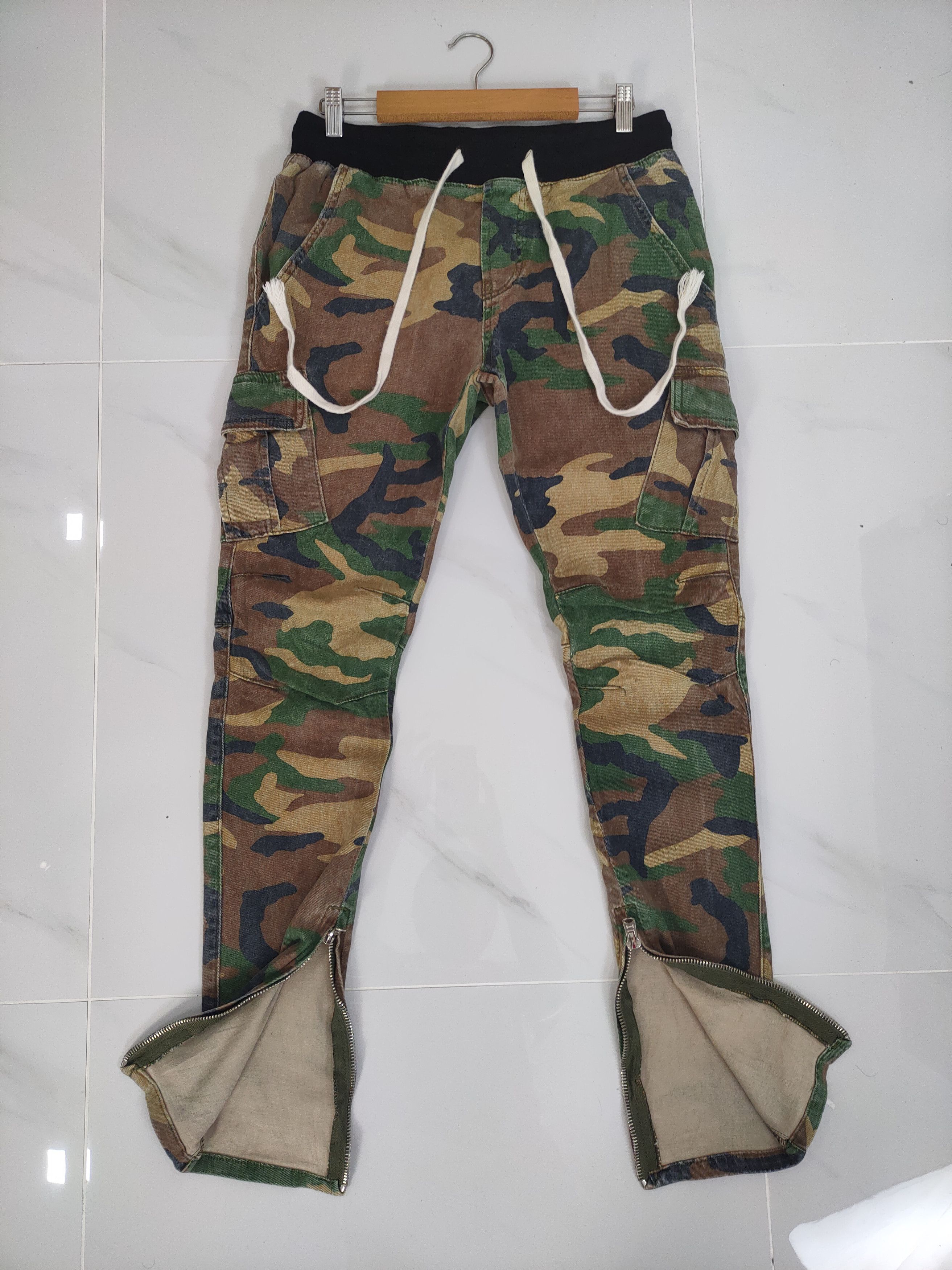 Japanese Brand SPRING WAIST ANKLE ZIP CAMO CARGO PANTS Size US 29 - 1 Thumbnail