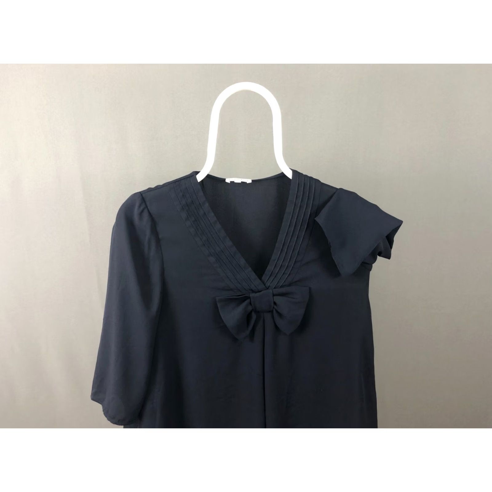 Vintage CLAUDIE PIERLOT Women's Blouse Size 36 Black Polyester 3/4 Sleeve V-Neck Pullover Bow Solid Casual Size XS / US 0-2 / IT 36-38 - 6 Thumbnail