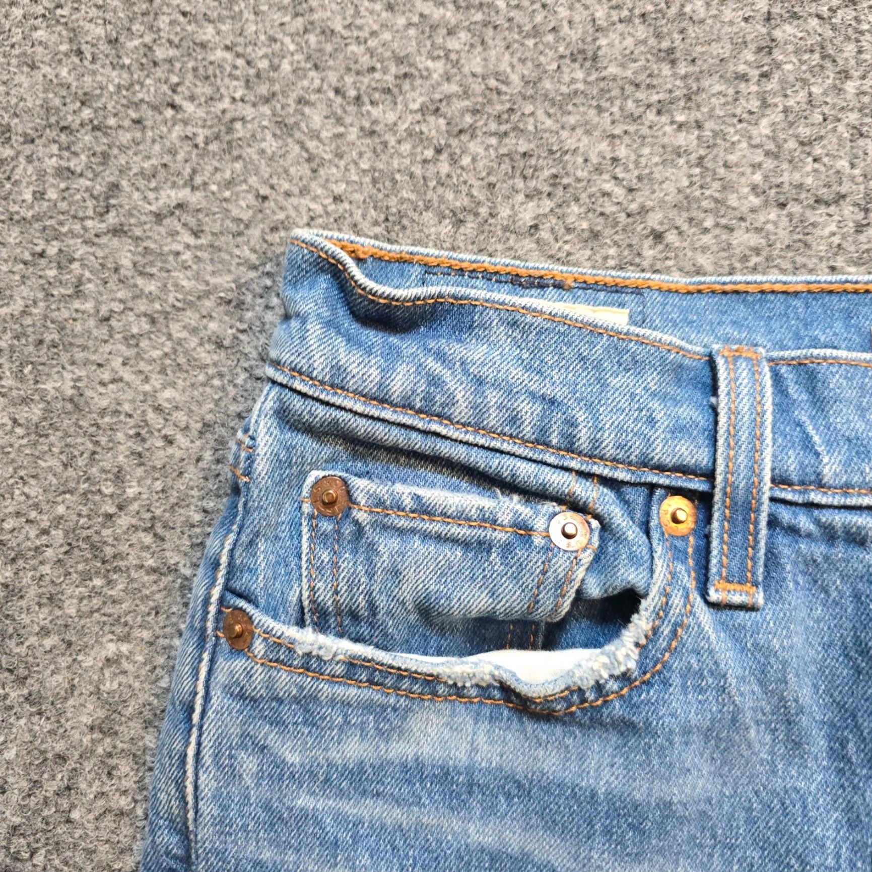 Levi's VINTAGE Levi's Jeans Women Size 26 Blue Button Fly Denim Wedgie Fit Distressed Capsule Tapered 5-Pocket Style Retro Mens? Wait no gender. Size 26" / US 2 / IT 38 - 3 Thumbnail