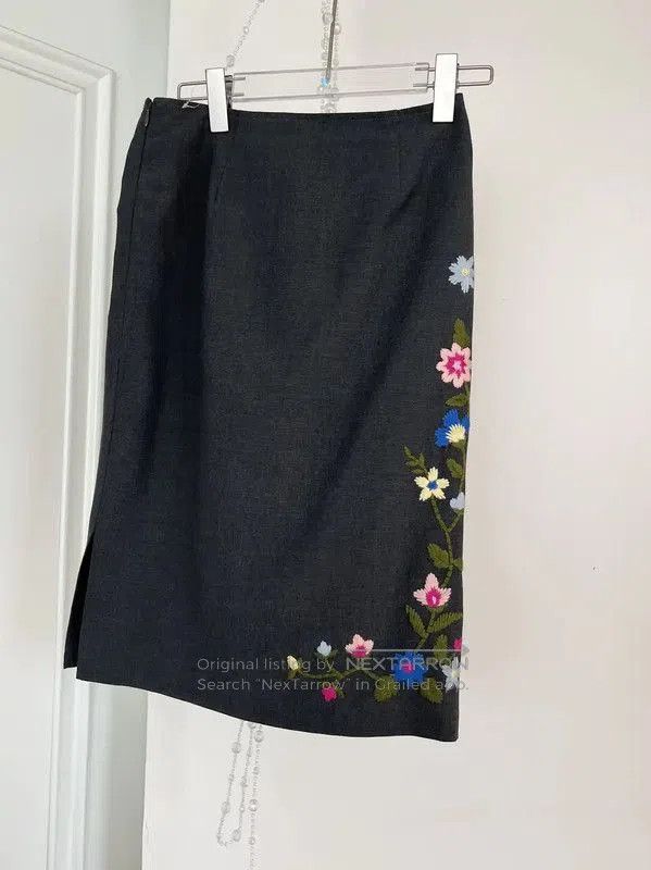 Moschino Moschino Gray Floral Embroidered Skirt . Size 28" / US 6 / IT 42 - 2 Thumbnail