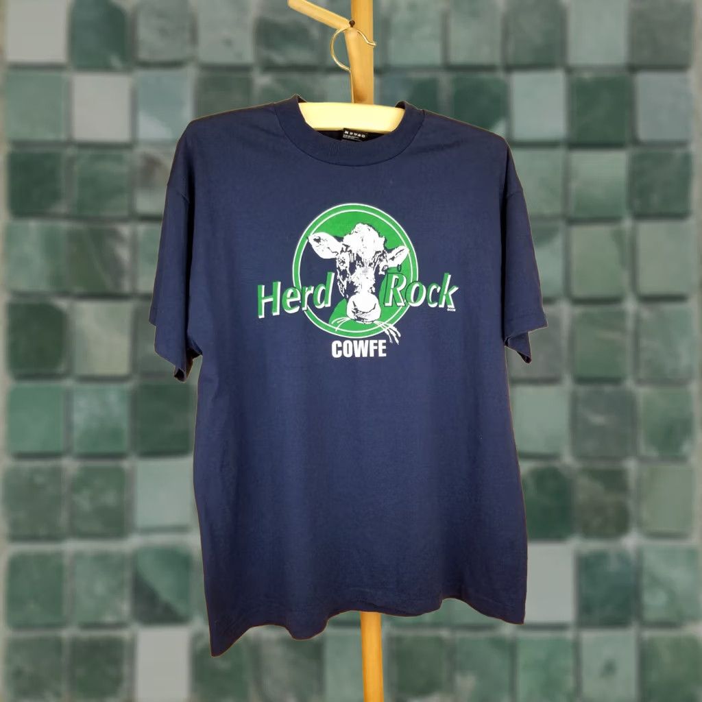 Vintage VINTAGE 90' HERD ROCK COWFE NAVY T-SHIRT SINGLE STITCH 50/50 SZ XLARGE Mens Size US XL / EU 56 / 4 - 1 Thumbnail
