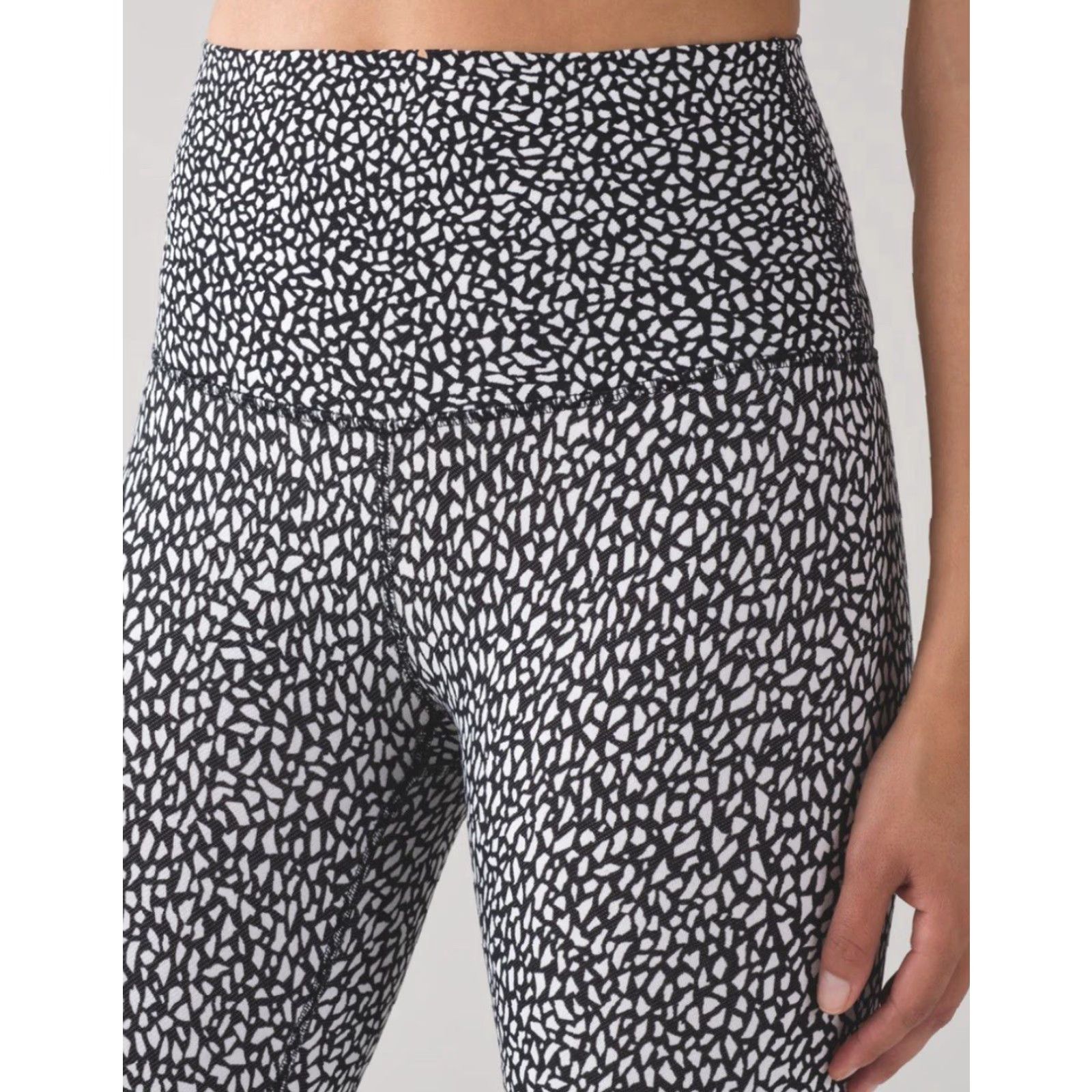 Lululemon Lululemon Wunder Under Pant Hi-Rise Miss Mosaic Black White 4 Multicolor Full On Luon Knit Size 27" / US 4 / IT 40 - 2 Thumbnail