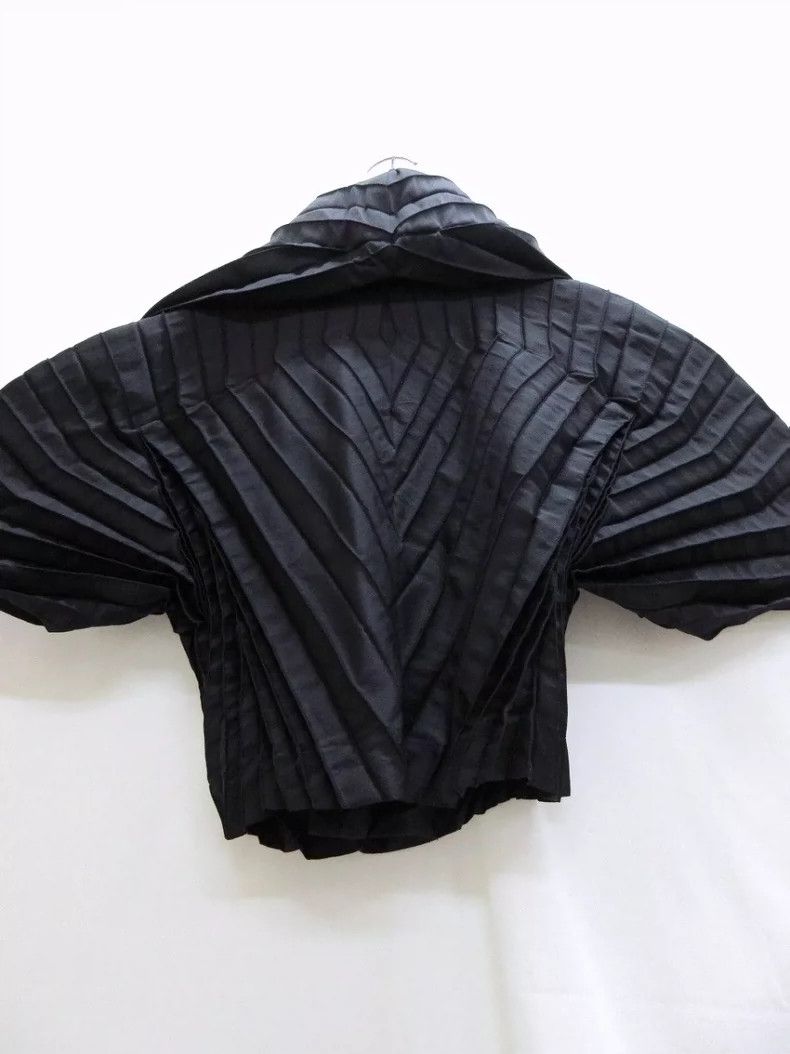 Issey Miyake Issey Miyake size:2 Black origami coat Size XS / US 0-2 / IT 36-38 - 2 Thumbnail