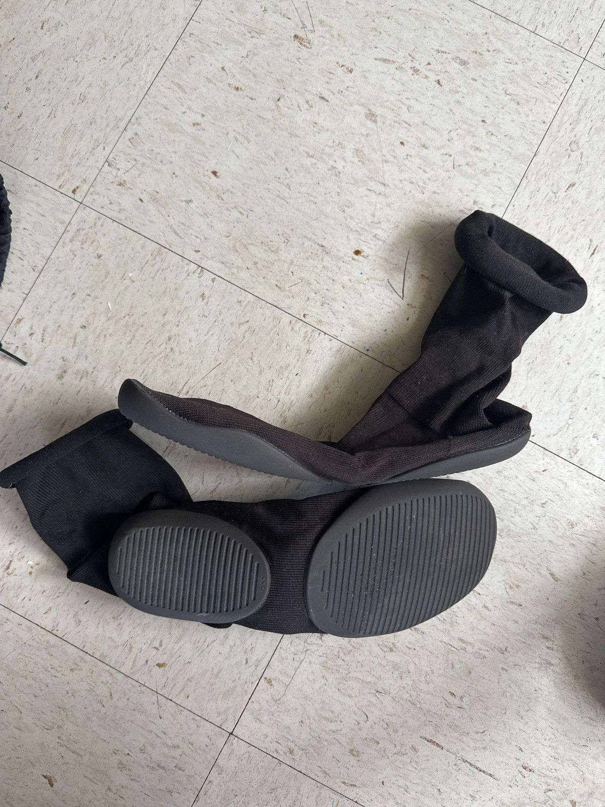 Yeezy Yeezy Pods Size US 10 / EU 43 - 5 Thumbnail