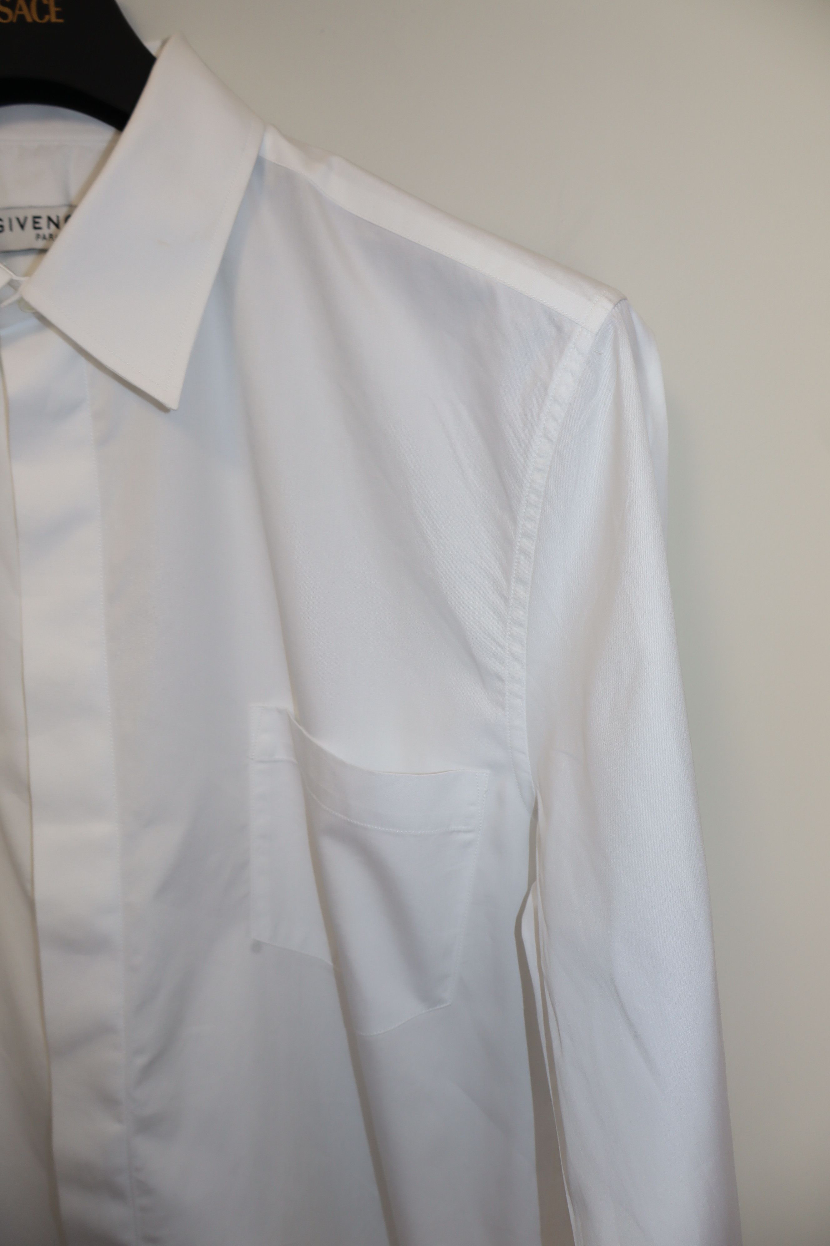 Givenchy Rubber logo shirt Size US L / EU 52-54 / 3 - 7 Thumbnail