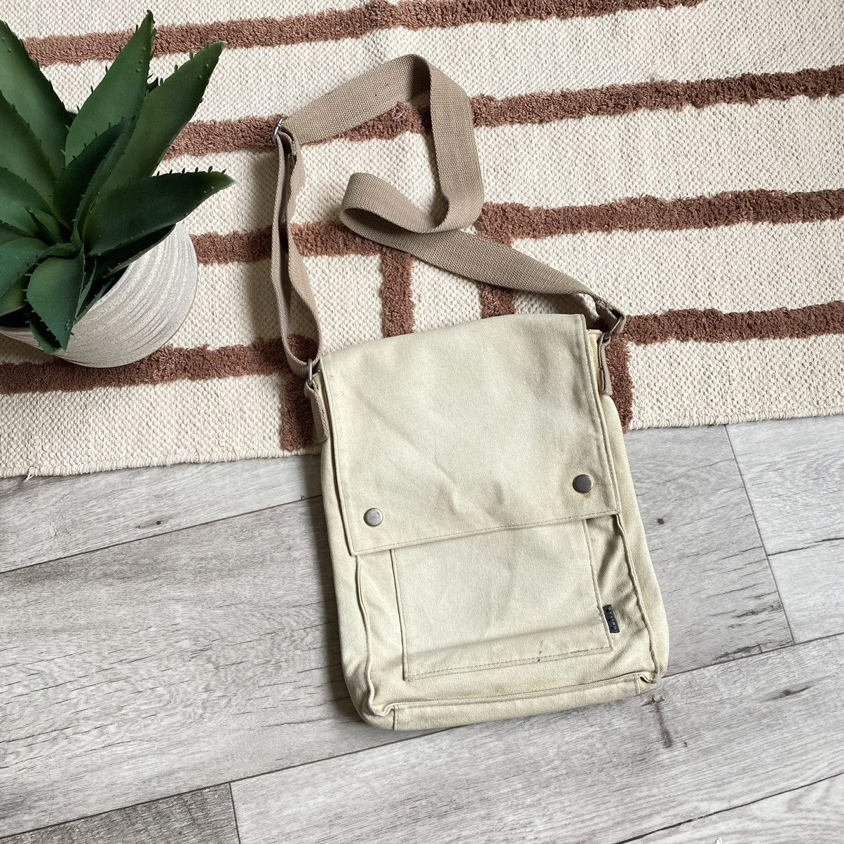 Japanese Brand VINTAGE JAPANESE STYLE 90s MILITARY SANDY CROSSBODY BAG Size ONE SIZE - 1 Thumbnail