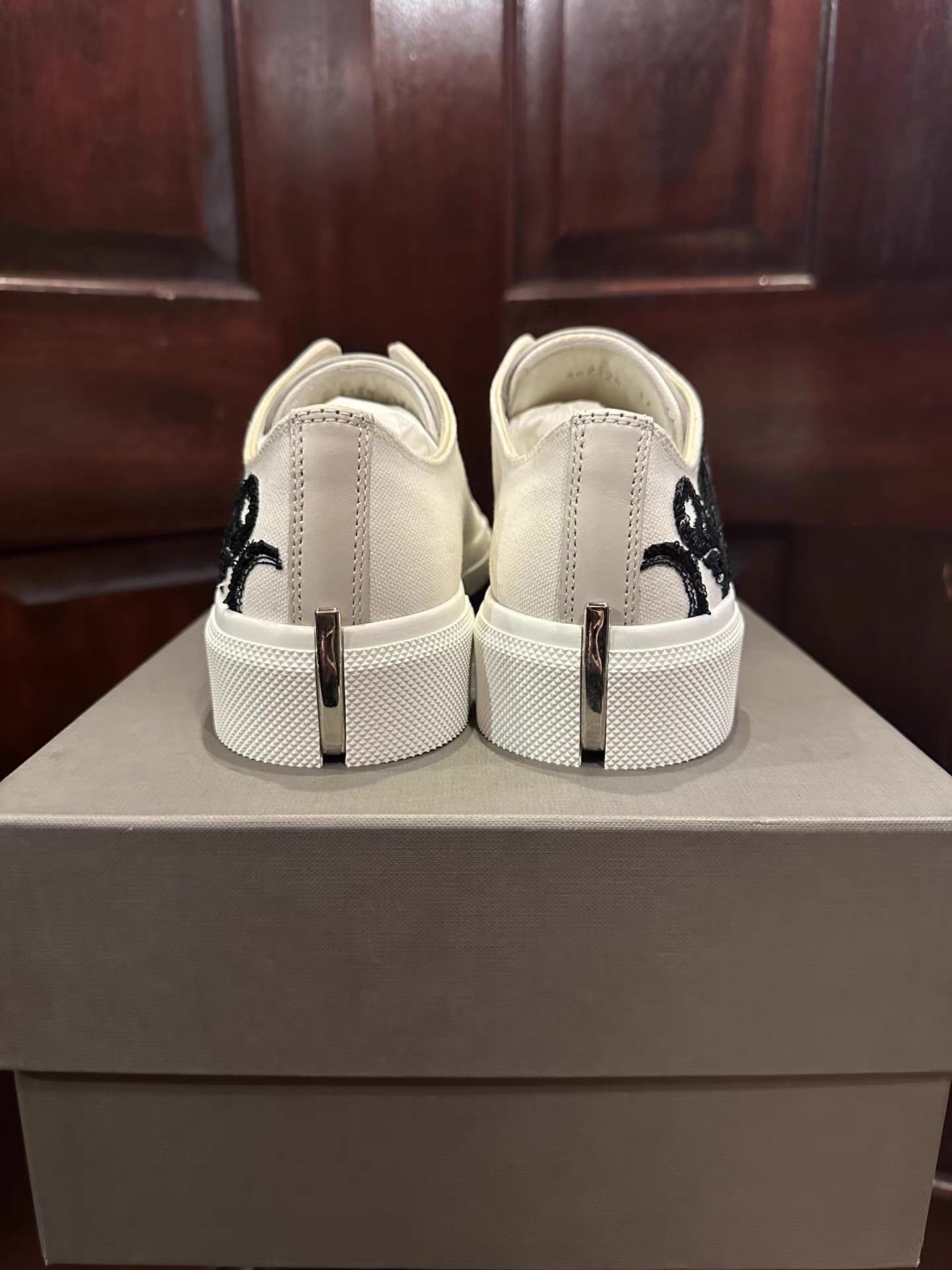 Alexander McQueen Alexander McQueen Women's White Octopus Ｑ25 Size US 6 / IT 36 - 4 Thumbnail