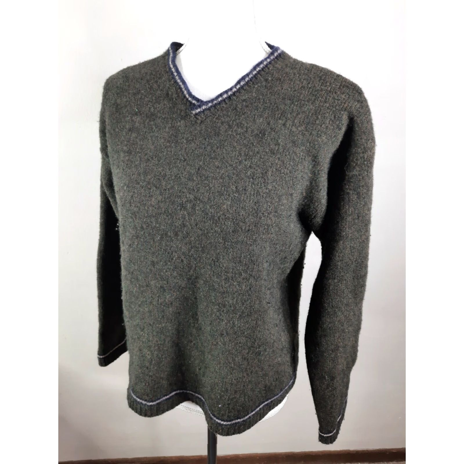 American Eagle Outfitters VINTAGE American Eagle Outfitters Wool Blend V-Neck Sweater Women Small S3C (Green) Wool Blend Logo Pullover Knit 90s Casual Mens? Size S / US 4 / IT 40 - 4 Thumbnail