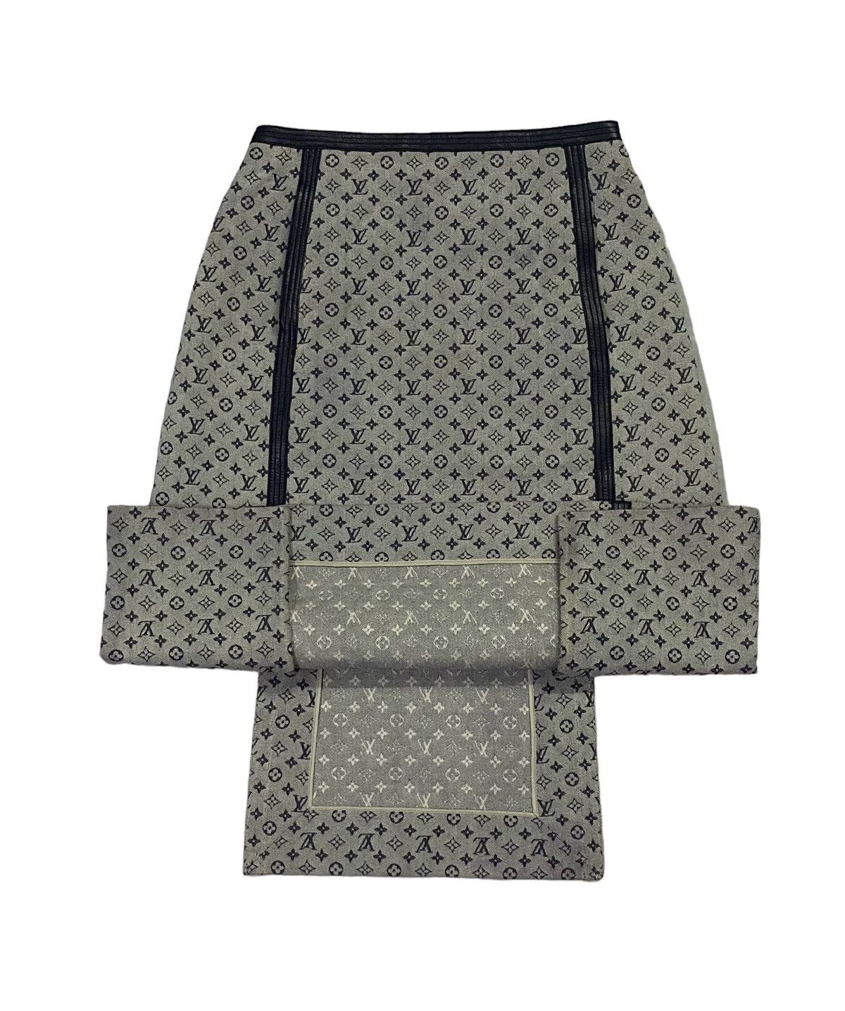 Louis Vuitton Vintage Louis Vuitton 2000 Runway Monogram Canvas Skirt Size 24" / US 00 / IT 34 - 22 Thumbnail