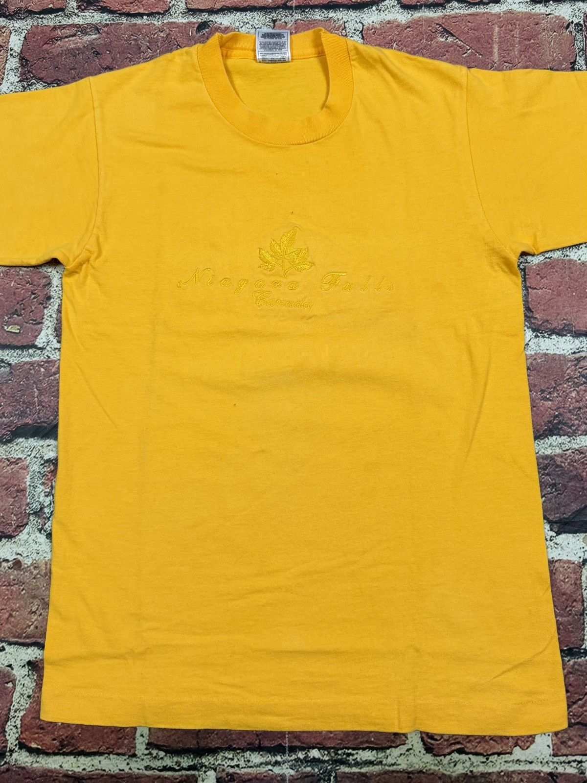 Fruit Of The Loom Vintage Niagara Falls Canada Maple Leaf Single Stitch Tee Size US S / EU 44-46 / 1 - 3 Thumbnail