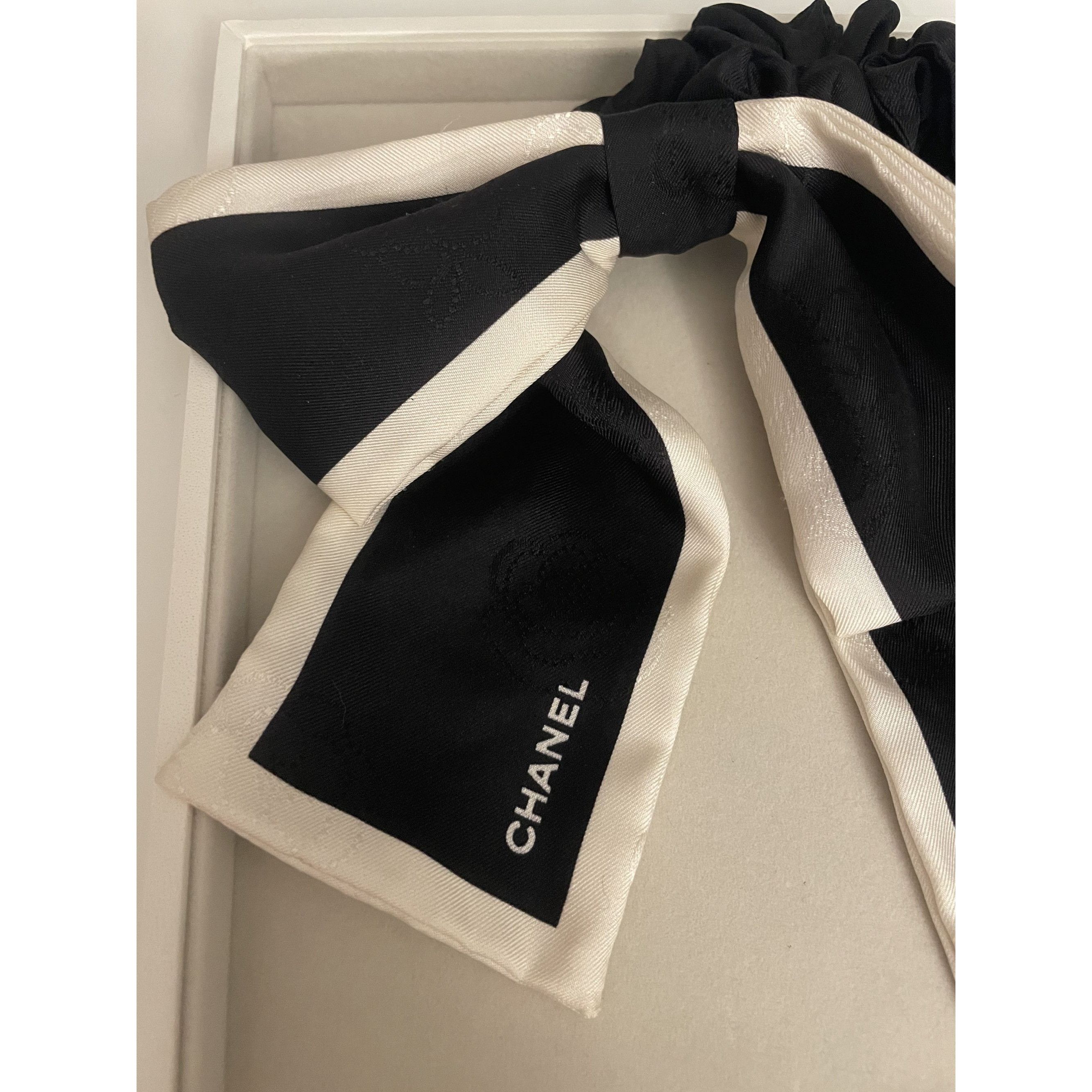 Chanel Chanel Black & White Silk Hair Scrunchie With Bow Size ONE SIZE - 3 Thumbnail