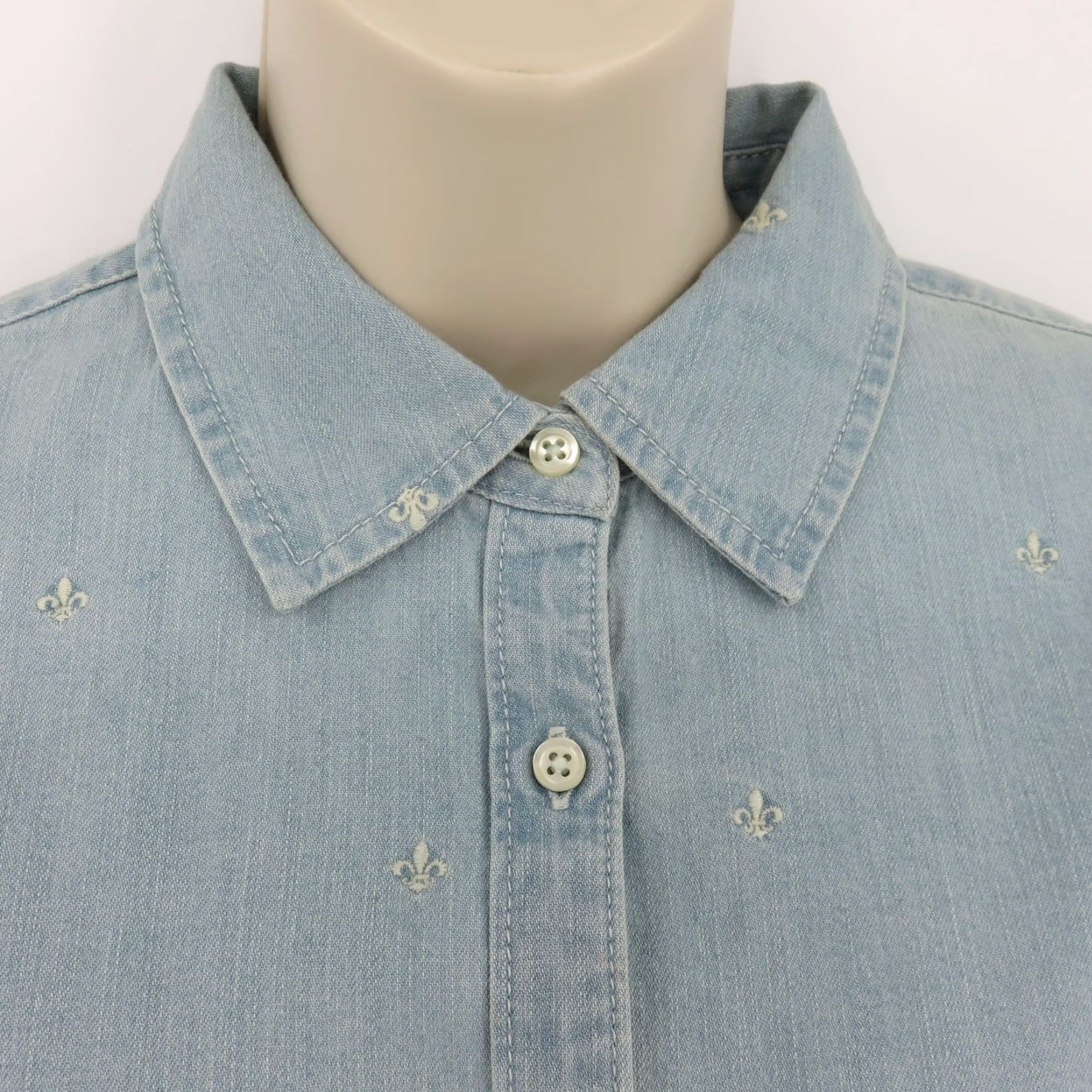 Talbots Talbots Women 6 Chambray Denim Button Shirt Embroidered Fleur De Lis Collar Top Size M / US 6-8 / IT 42-44 - 3 Thumbnail
