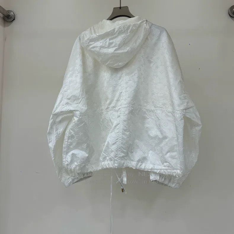 Louis Vuitton Louis Vuitton White full print assault jacket Size XS / US 0-2 / IT 36-38 - 2 Thumbnail