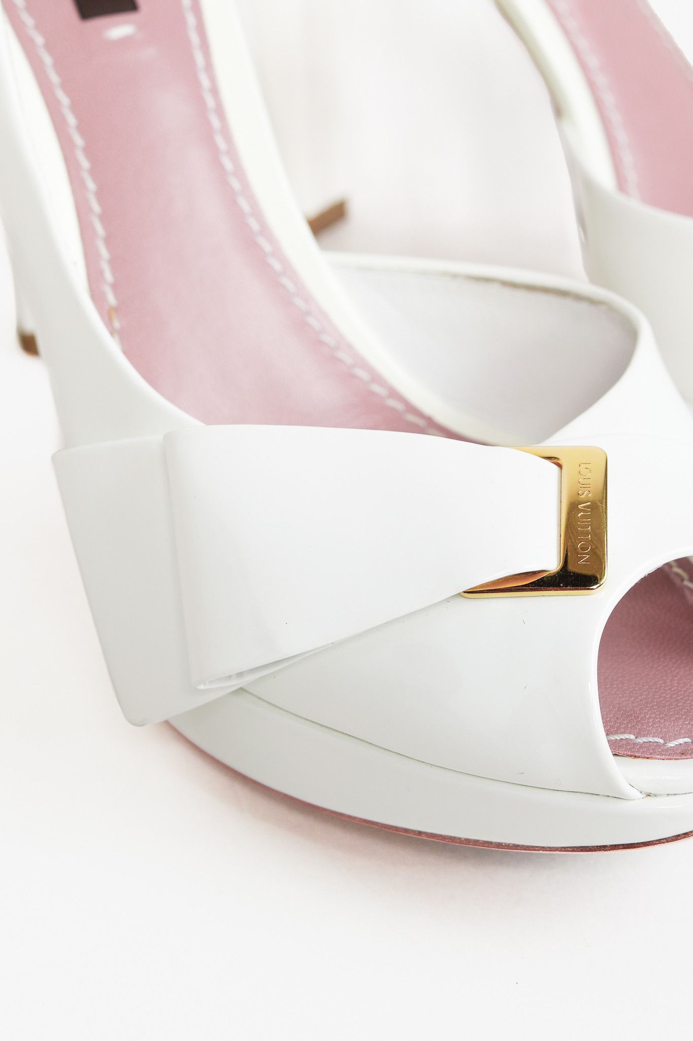 Louis Vuitton Louis Vuitton Apple White Patent Buckle-Bow Peep-Toe Pumps Size US 7 / IT 37 - 7 Thumbnail