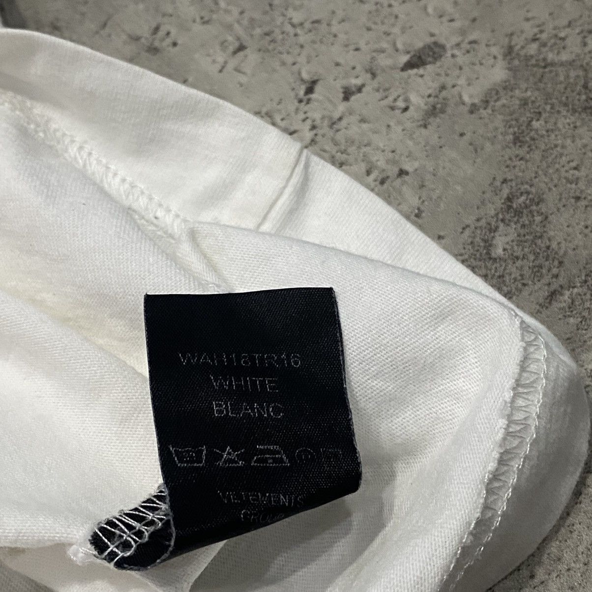 Vetements Vetements Back Logo White Staff T Shirt Size US S / EU 44-46 / 1 - 3 Thumbnail