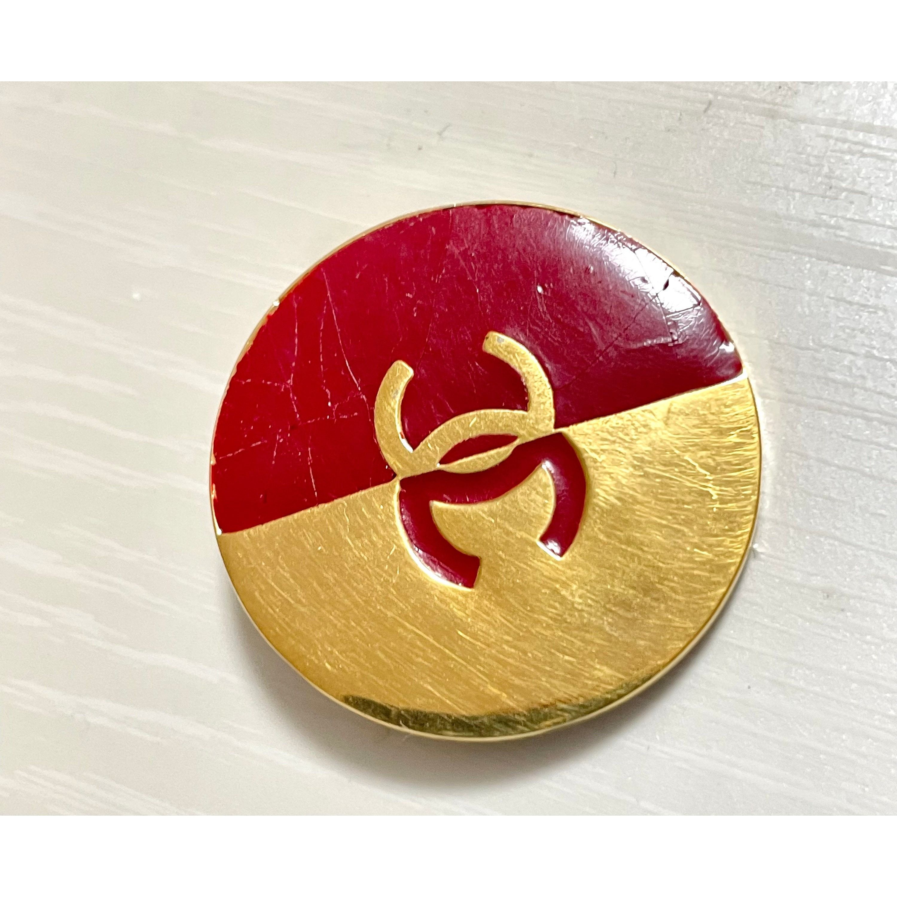 Chanel Vintage CHANEL red and gold round CC brooch. Size ONE SIZE - 6 Thumbnail