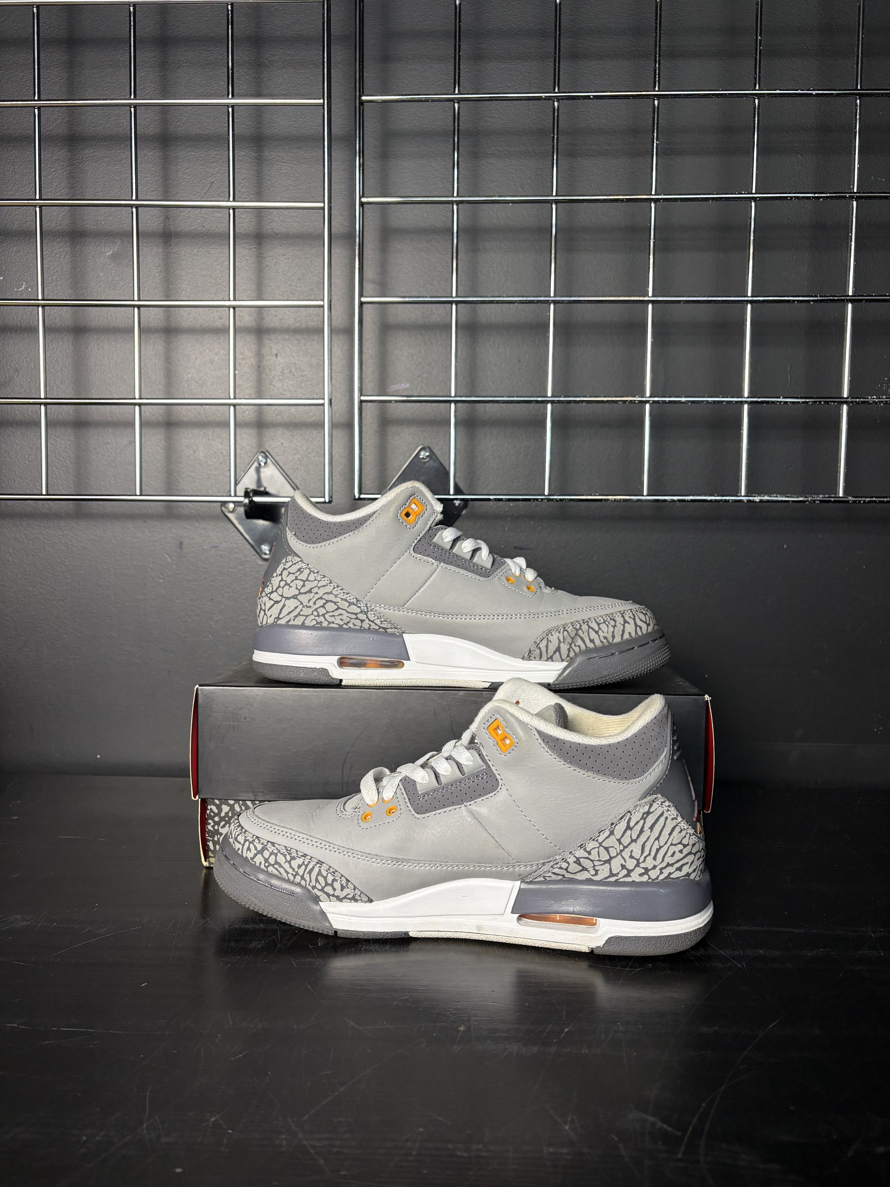 Jordan Brand Air Jordan 3 Retro "Cool Grey" (2021) (GS) **PRE-OWNED** Size US 7 / EU 40 - 2 Thumbnail