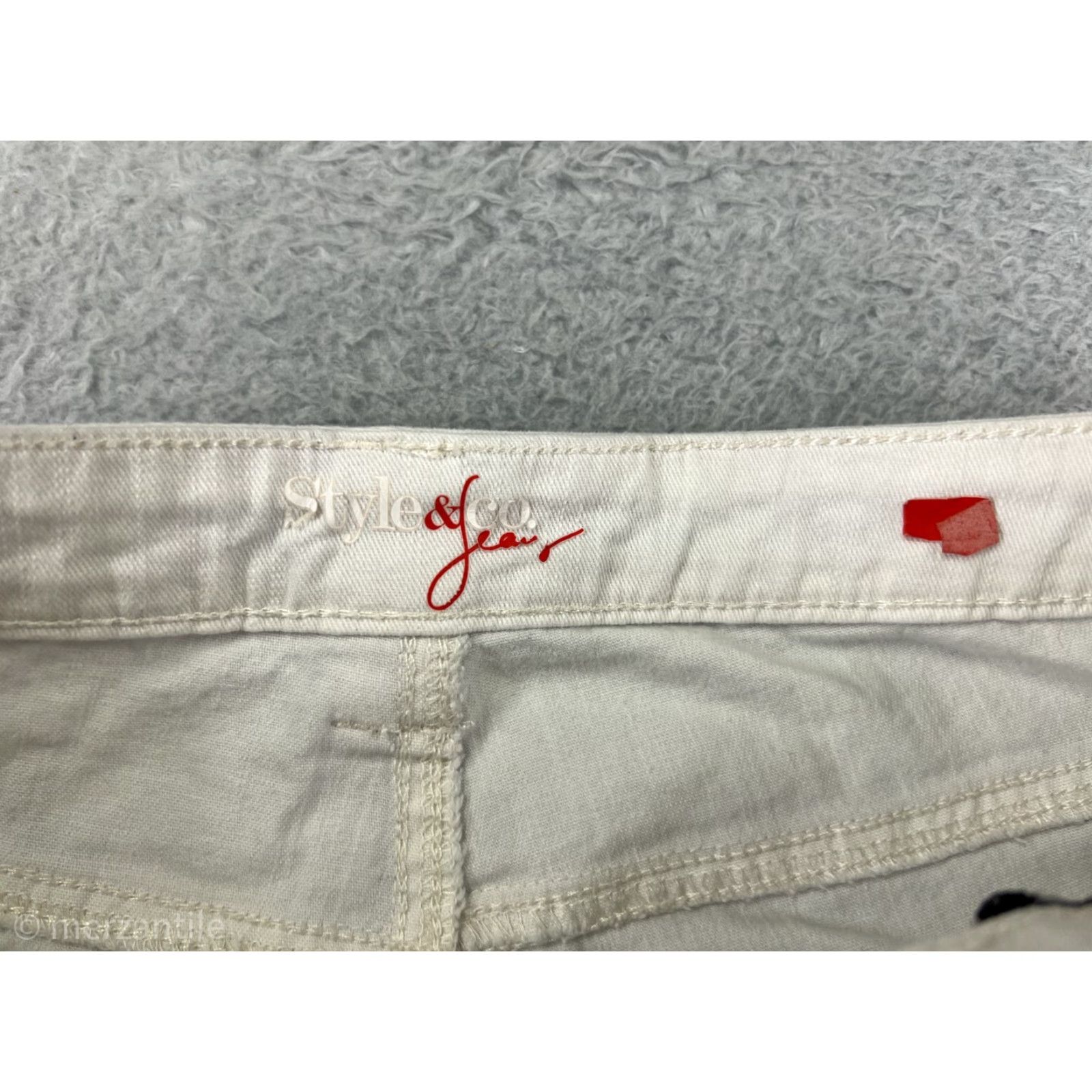 Style & Co Style & Co White Denim Capri Pants Womens 31 Regular Cotton Blend Stretch Pockets Floral 21.5in Inseam 31 Waist Casual Workwear Womens Size 24" / US 00 / IT 34 - 4 Thumbnail