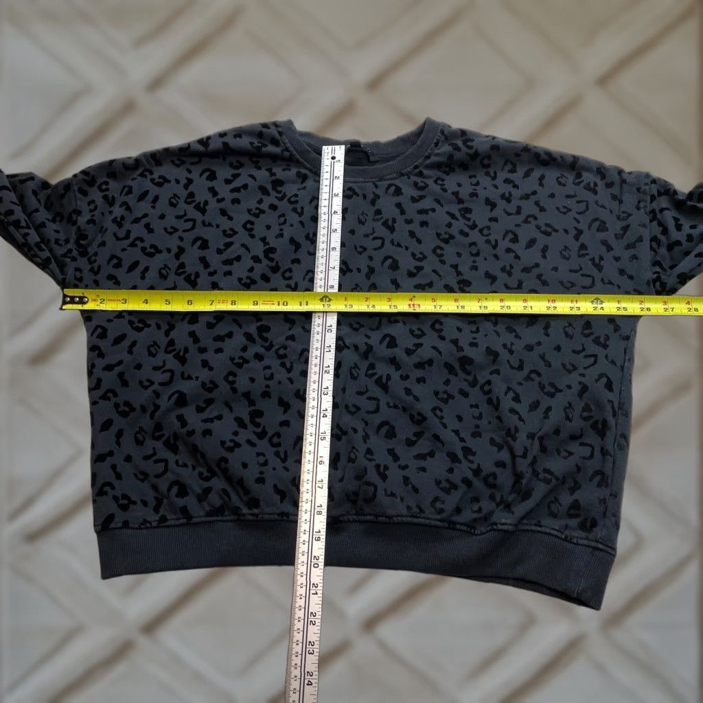 Vintage Tahari Sweatshirt Womens M Black Leopard Print Pullover Crew Knit Cotton Polyester Logo Size M / US 6-8 / IT 42-44 - 1 Thumbnail