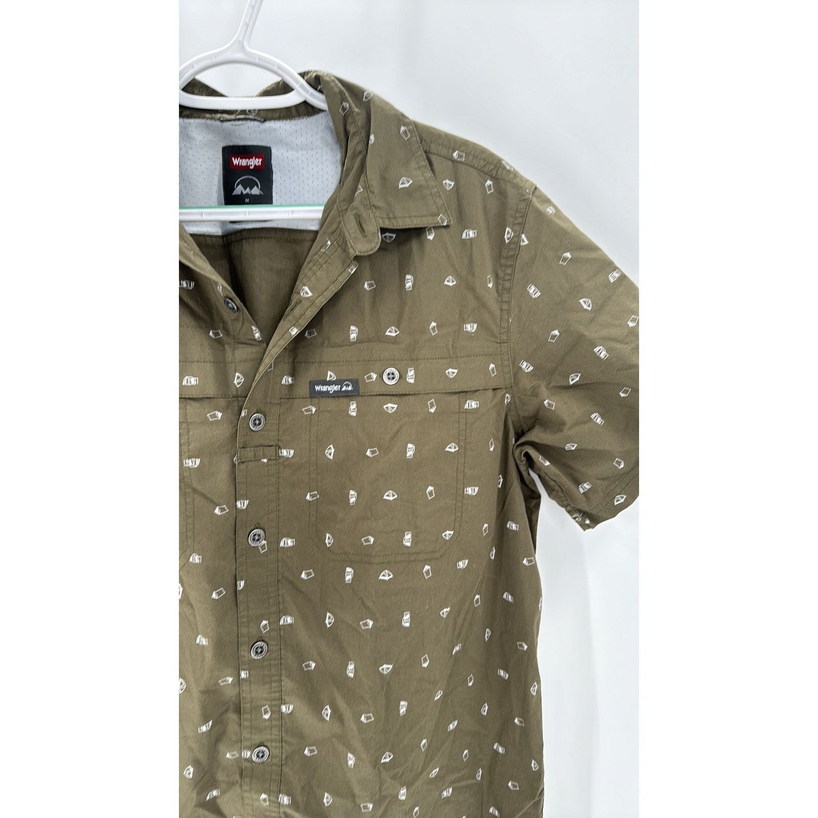 Wrangler Wrangler men’s camping novelty print olive green button down Size US M / EU 48-50 / 2 - 3 Thumbnail