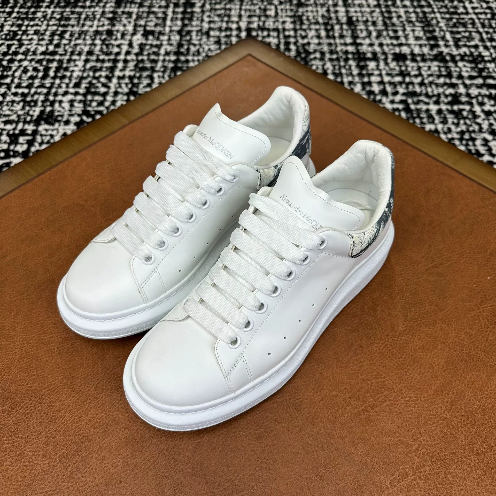 Alexander McQueen Alexander McQueen Blue Lowtop Sneakers 8 Men Size US 8 / EU 41 - 1 Thumbnail