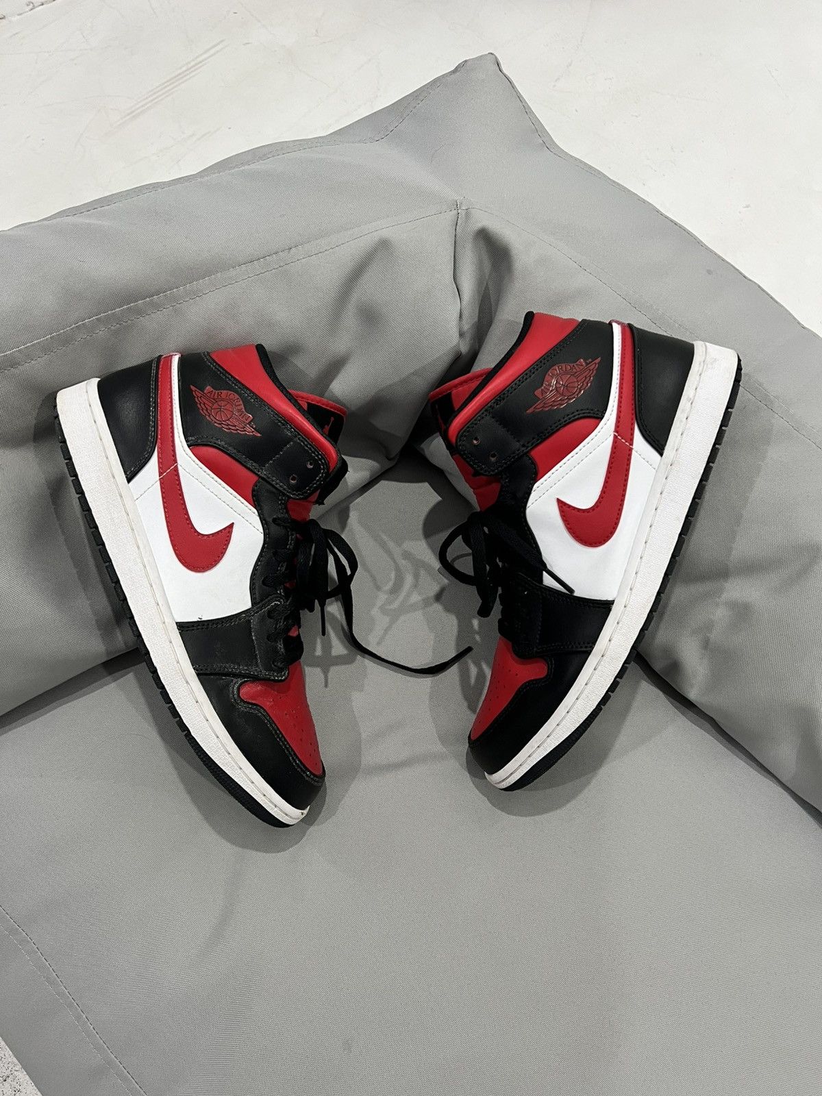 Jordan Brand × Nike 🩸RARE🩸Nike Air Jordan Mid White Black Red Shoes Size US 11 / EU 44 - 2 Thumbnail