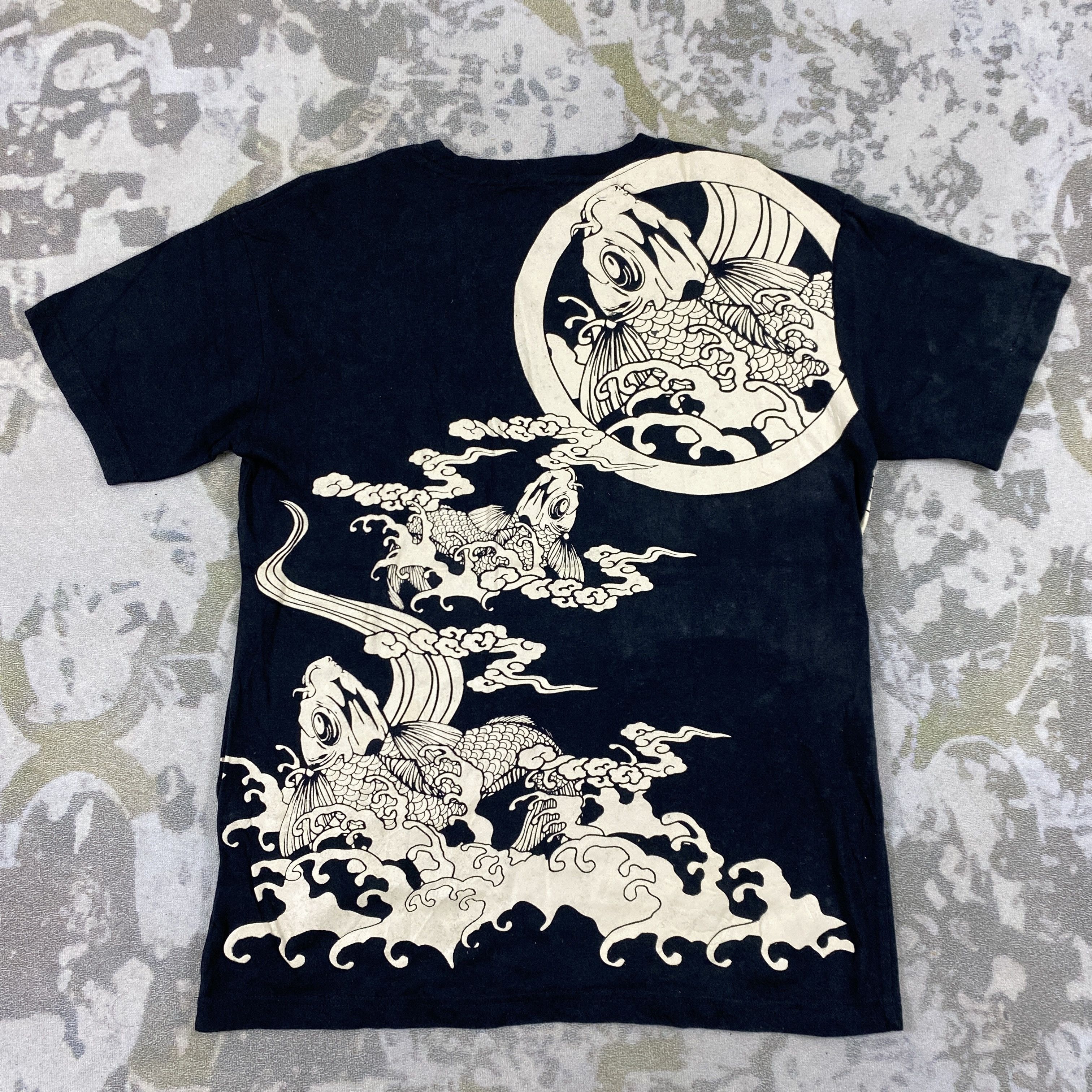 Japanese Brand Vintage Sukajan Koi Fish Large T-Shirt B009 Size US L / EU 52-54 / 3 - 2 Thumbnail