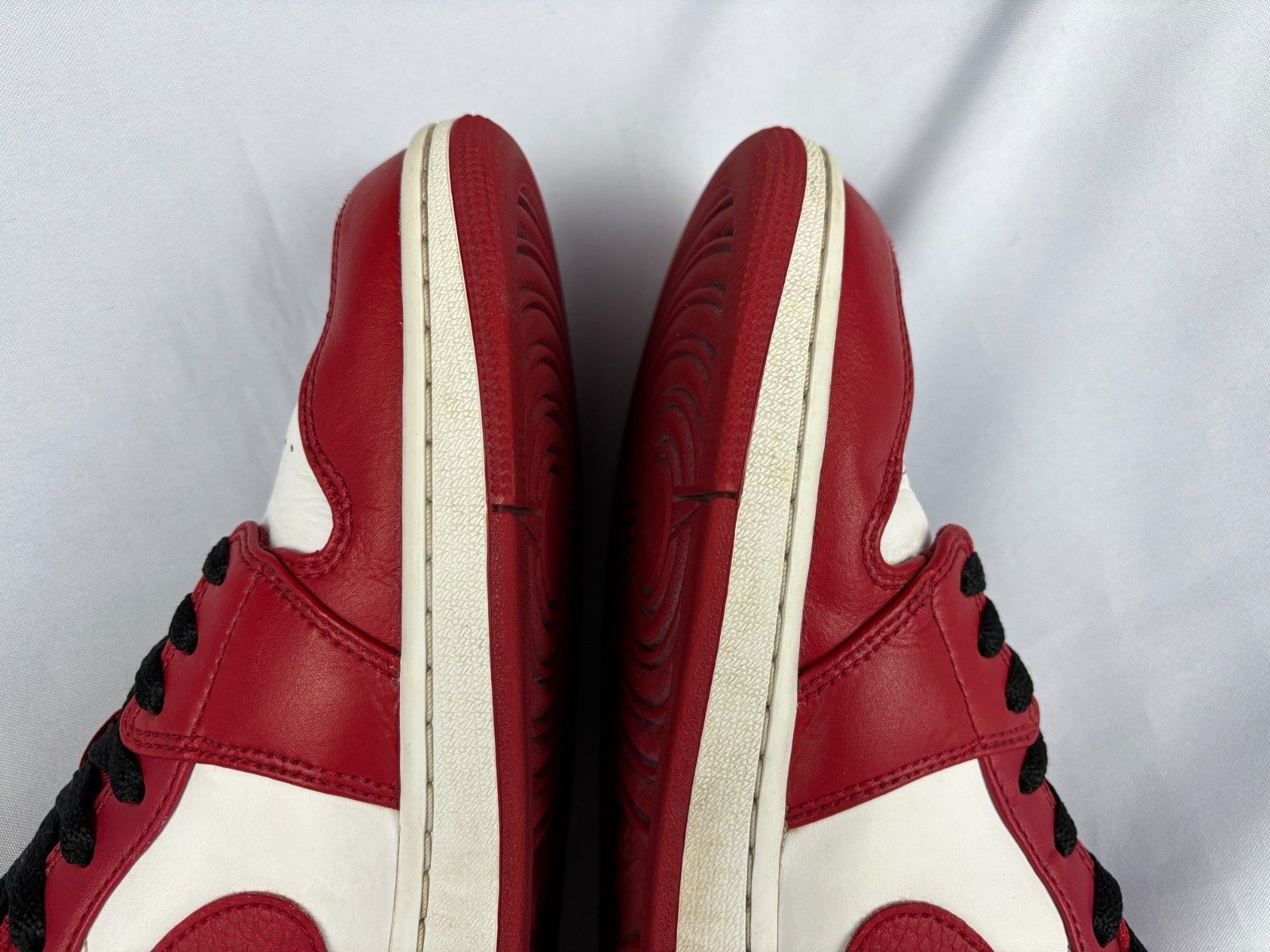 Jordan Brand Nike Air Jordan 1 Low Bulls Reverse Sneakers US 10 EU 44 Size US 10 / EU 43 - 8 Thumbnail