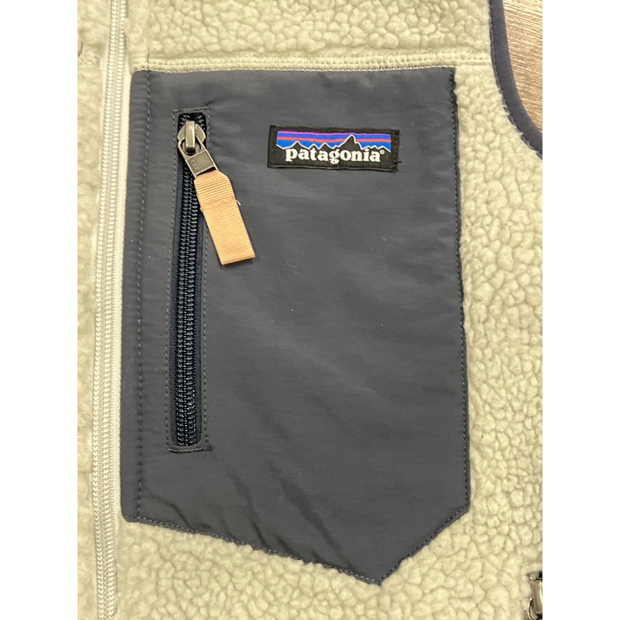 Patagonia Patagonia Women's XXS Cream Sherpa Fleece Vest With Navy Acc Size XXS / US 00 / IT 34 - 3 Thumbnail