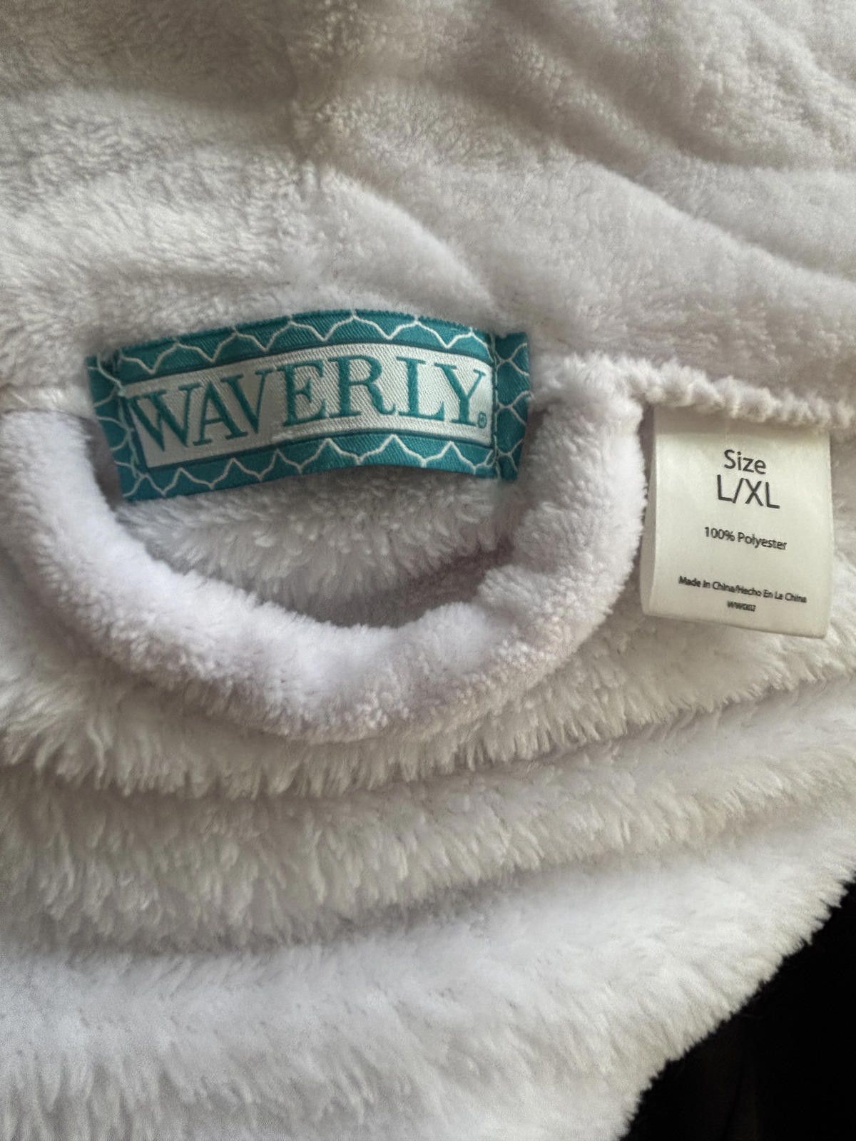 Other White Plush Bathrobe with Belt and Pockets Size ONE SIZE - 6 Thumbnail