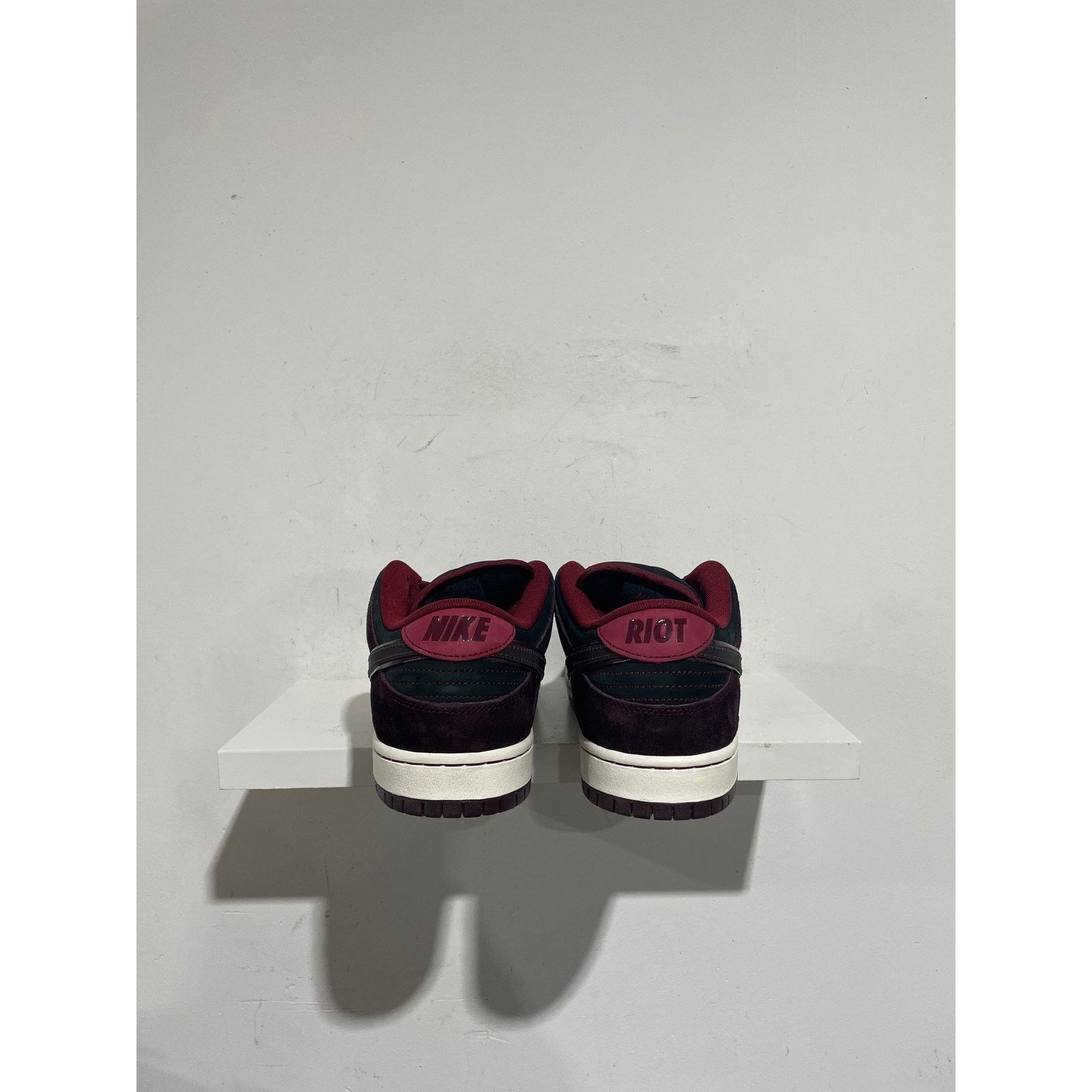 Nike NIKE SB DUNK LOW RIOT SKATESHOP SIZE 10.5 NEW Size US 10.5 / EU 43-44 - 4 Thumbnail