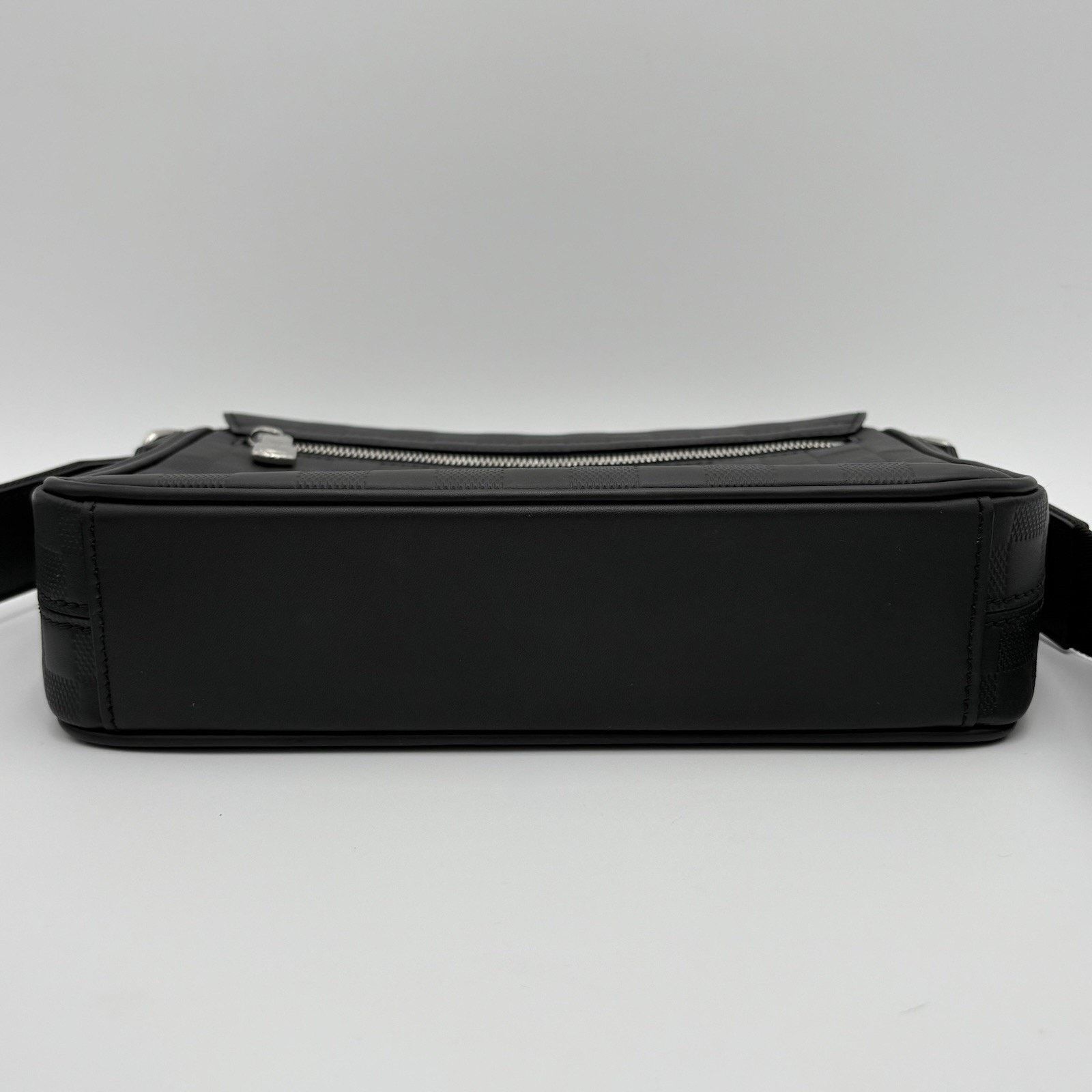 Louis Vuitton Louis Vuitton District PM Infini Messenger Bag | PRISTINE! Size ONE SIZE - 7 Thumbnail