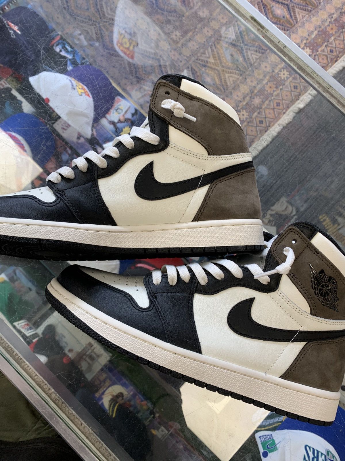 Nike Air Jordan 1 High Mocha Size US 9.5 / EU 42-43 - 2 Thumbnail