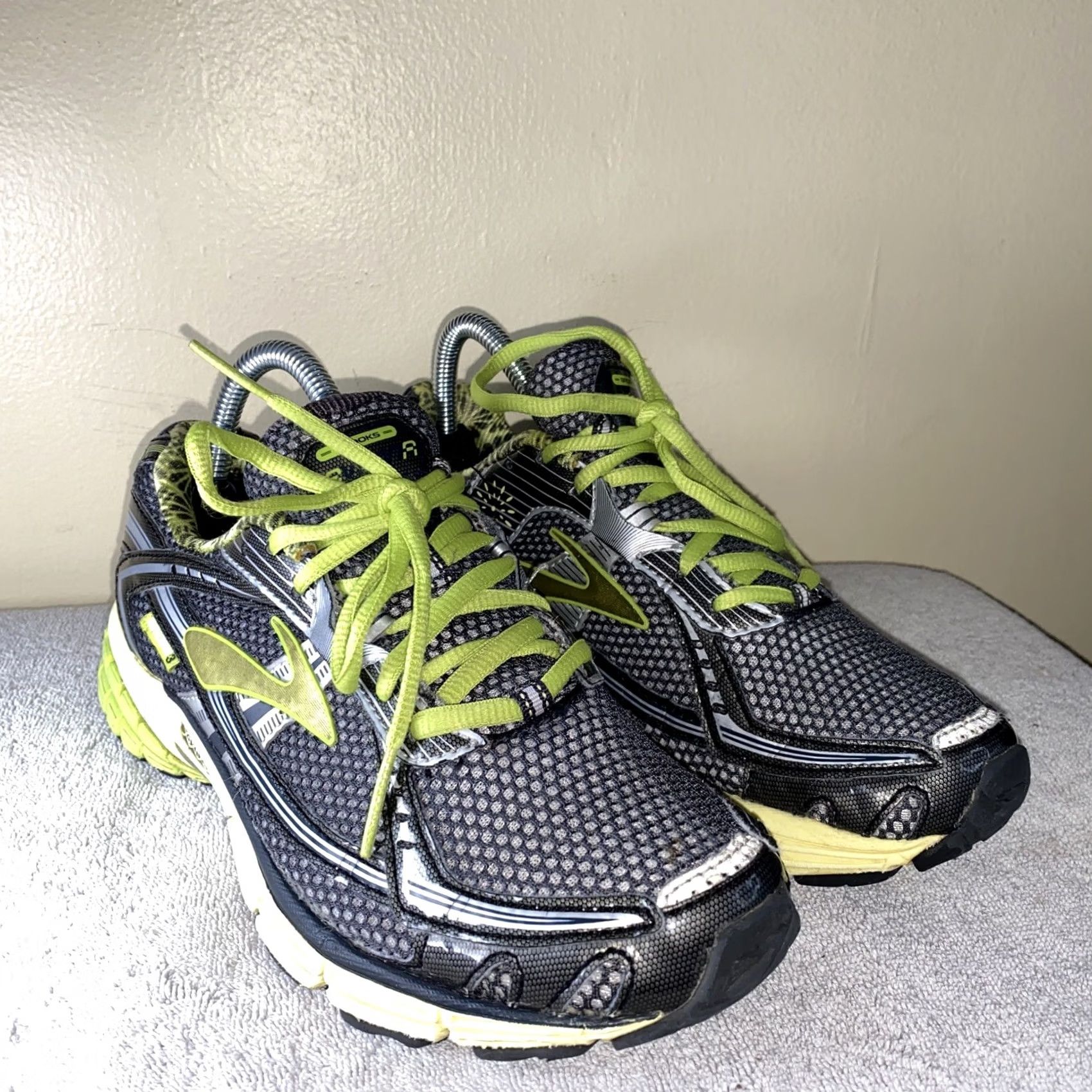 Brooks BROOKS Ravenna Women’s Sneaker 8.5 Grey Neon Green Brook Ravenna Gray Nike? Size US 9 / IT 39 - 2 Thumbnail