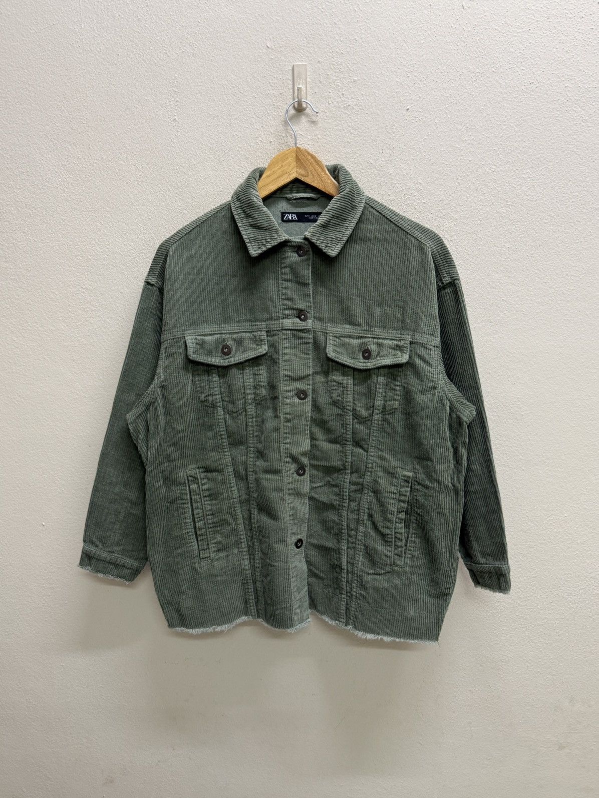 Zara Zara Oversized green corduroy button up shirt with a raw hem Size S / US 4 / IT 40 - 16 Thumbnail