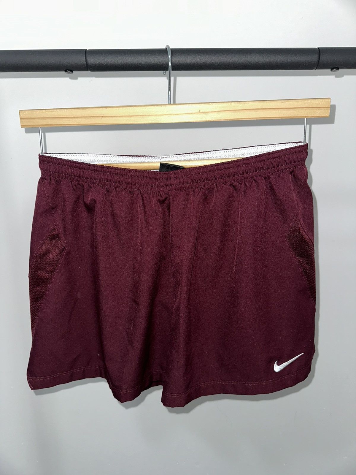Nike Nike Burgandy Dri Fit running shorts size medium Size 27" / US 4 / IT 40 - 2 Thumbnail