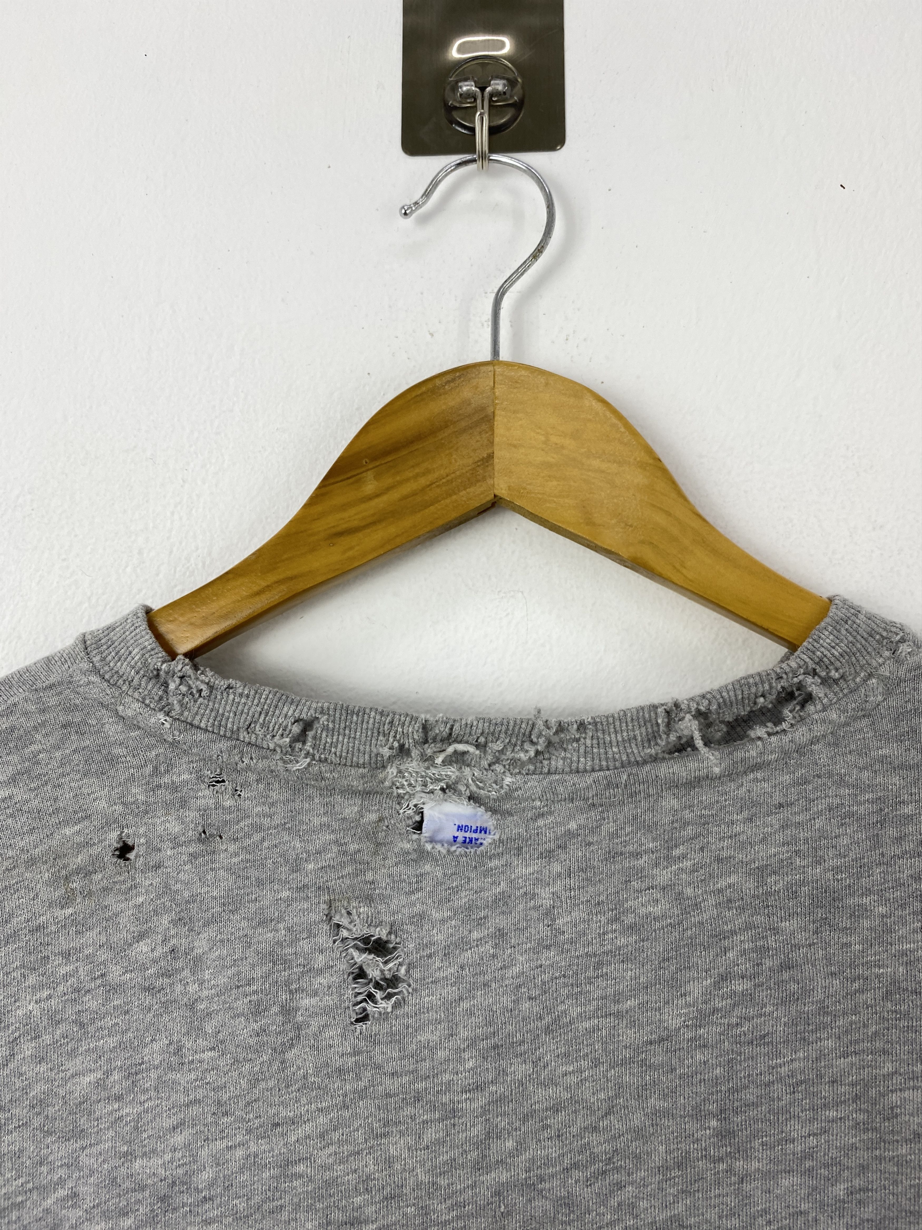 Champion Vintage Champion Spell Out Distressed Sweatshirt SH0099 Size US L / EU 52-54 / 3 - 15 Thumbnail