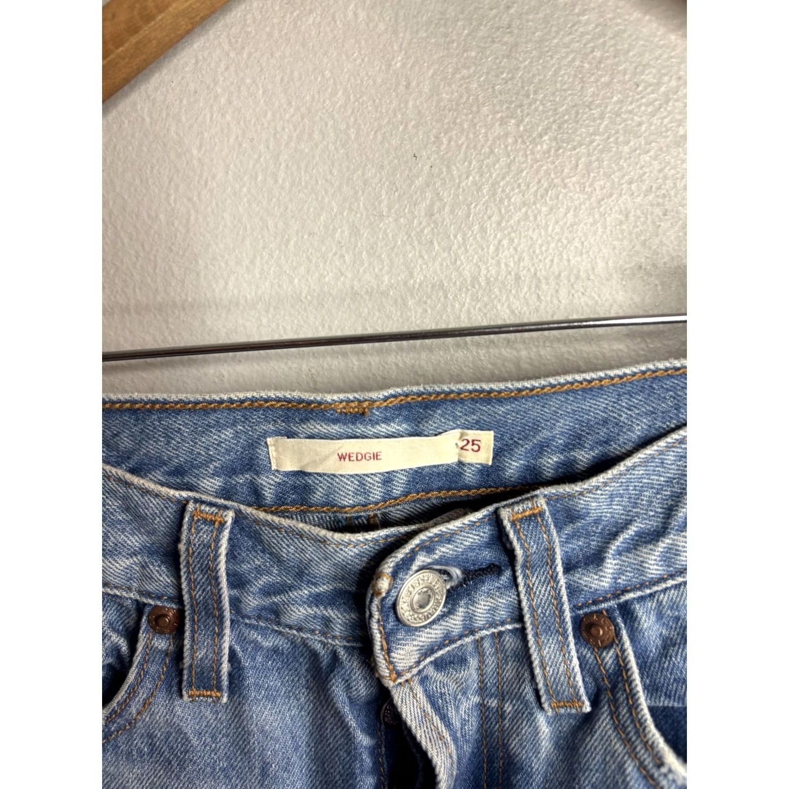 Levi's VINTAGE Levi's Wedgie Straight Jeans Womens 25 Light Blue High Rise Cropped Raw Hem Distressed Pockets Denim Jeans Womens Size 42" / US 20 - 2 Thumbnail