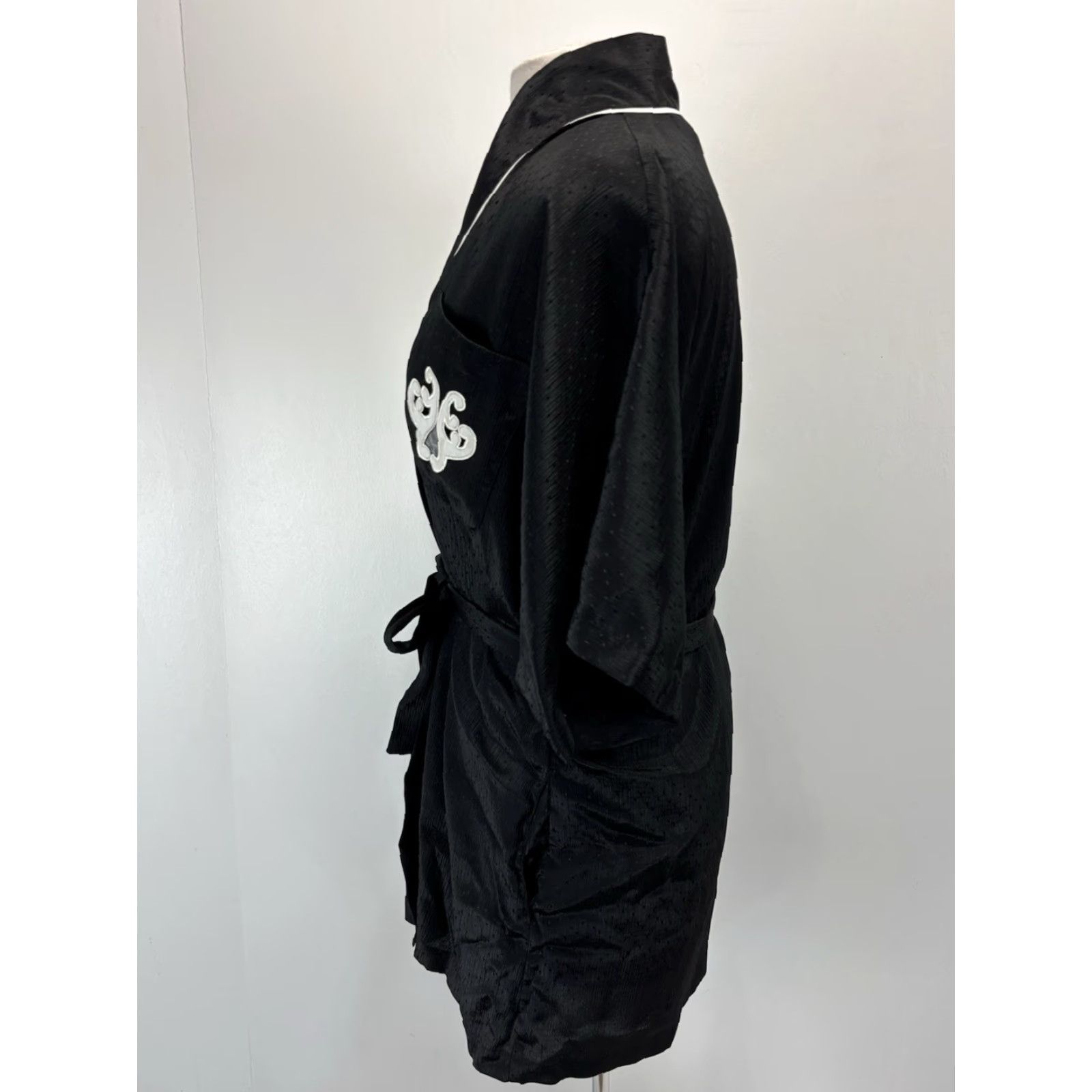 Victoria's Secret VINTAGE Victoria's Secret Kimono Robe Women Small Black Belted 90s Solid Tie Short Gold Label Size 28" / US 6 / IT 42 - 2 Thumbnail