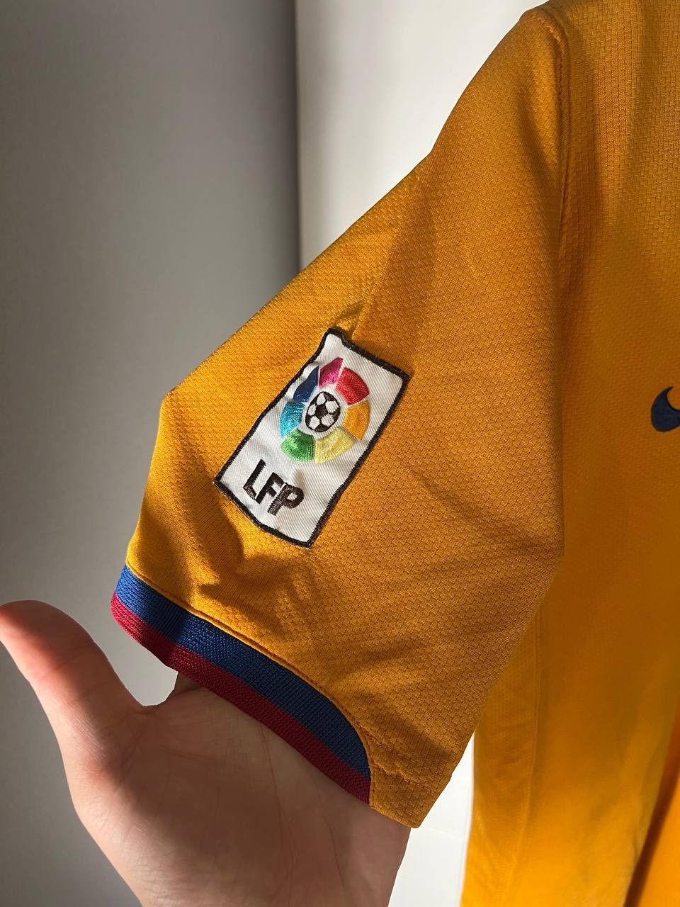 Nike VINTAGE NIKE FC BARCELONA SPAIN SOCCER JERSEY RETRO Y2K 90s Size US M / EU 48-50 / 2 - 13 Thumbnail