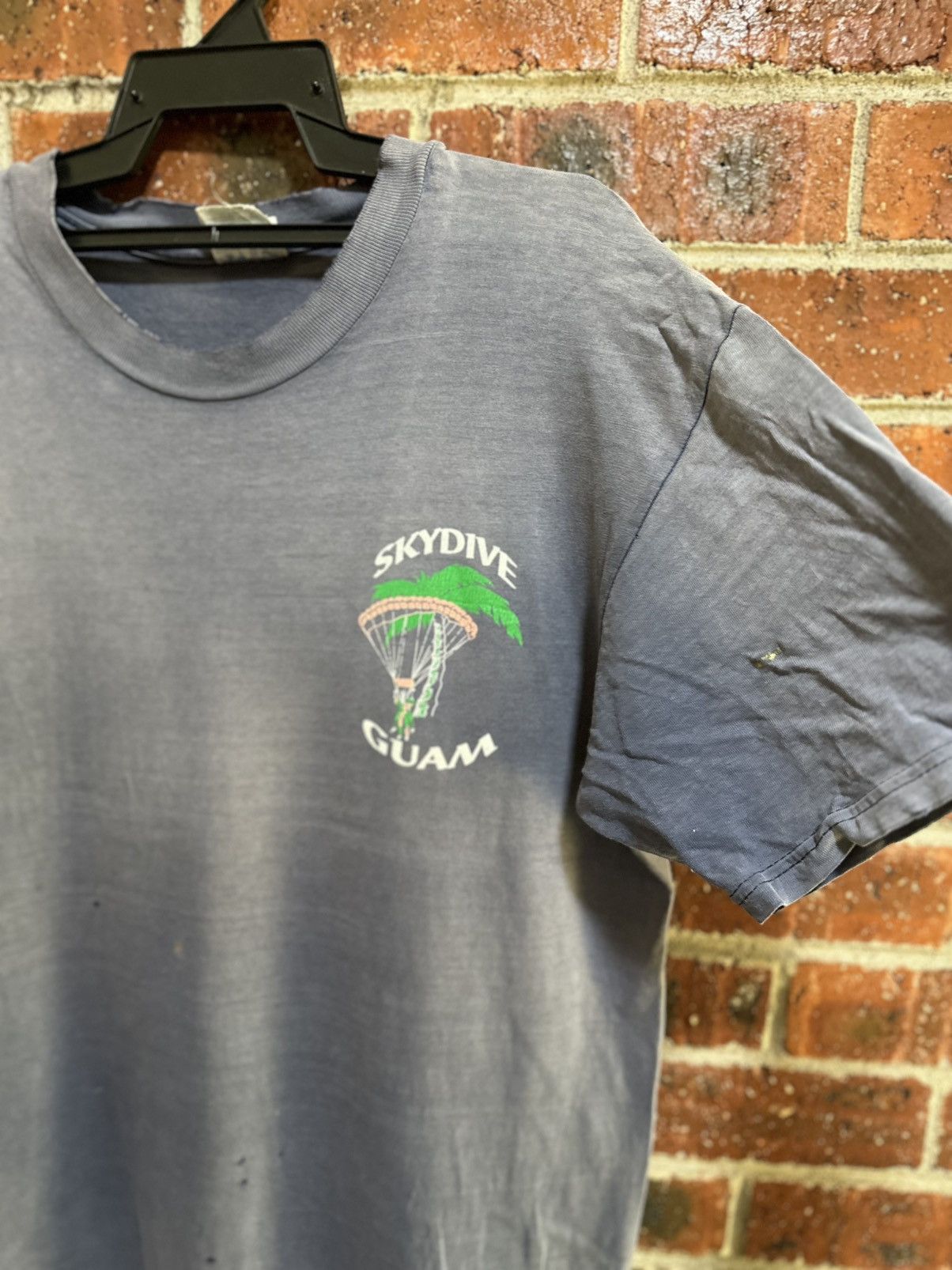 Hanes Thrashed Vintage Skydive Guam Faded Tee Size US L / EU 52-54 / 3 - 9 Thumbnail