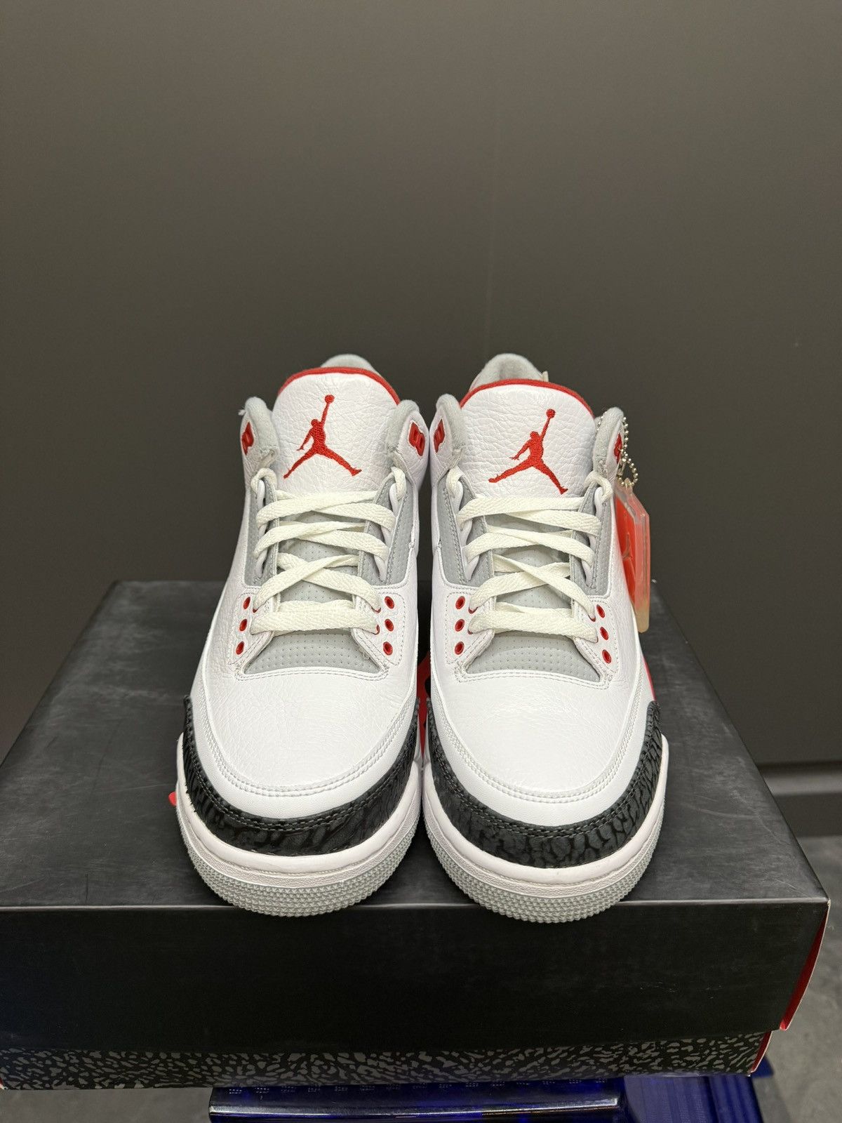 Jordan Brand Jordan 3 Fire Red 2013 Size 9.5 136064-120 Size US 9.5 / EU 42-43 - 5 Thumbnail