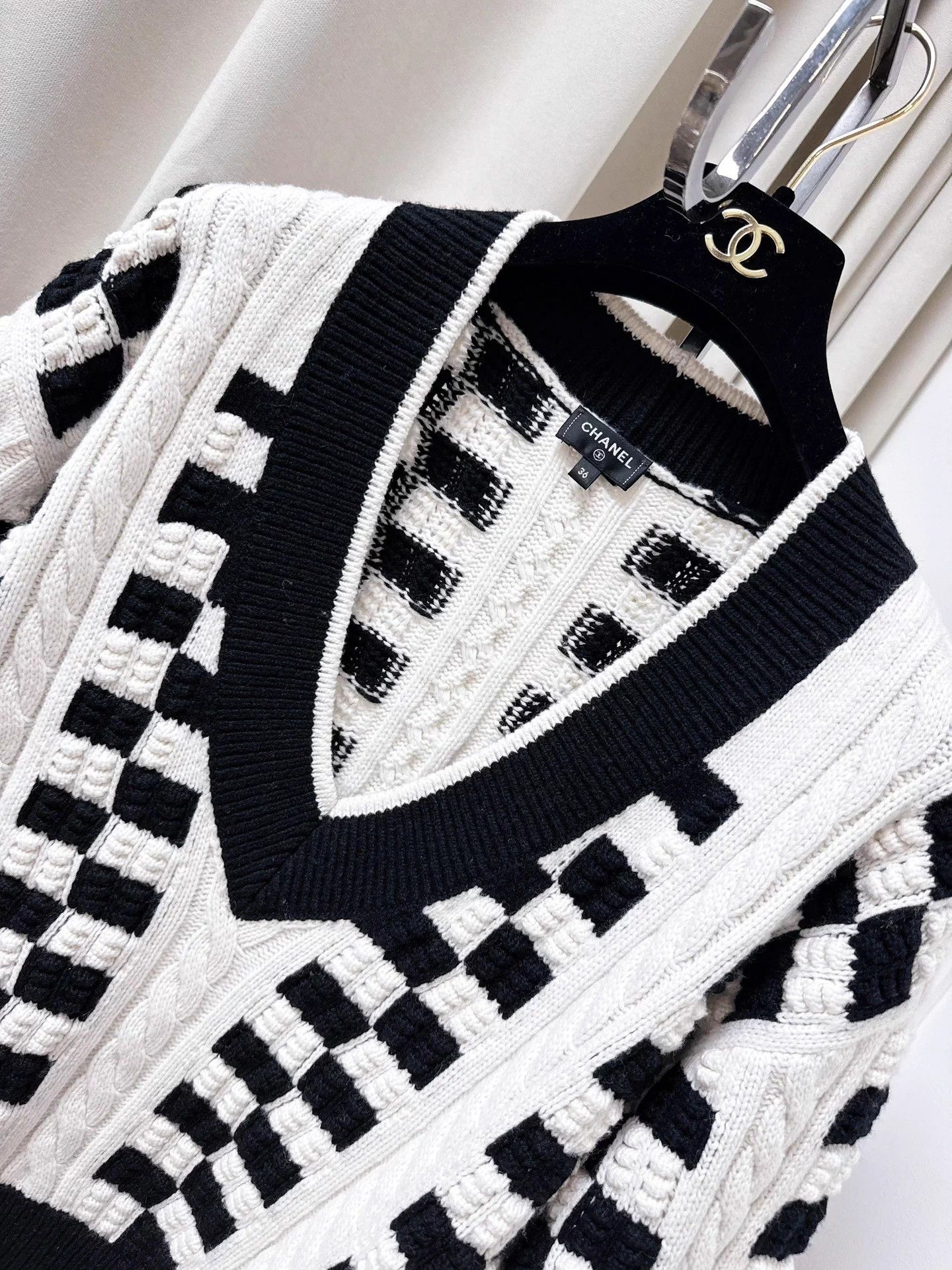 Chanel Chanel 23C B&W V-neck Mosaic Racing Check Pullover 36 Size XS / US 0-2 / IT 36-38 - 2 Thumbnail