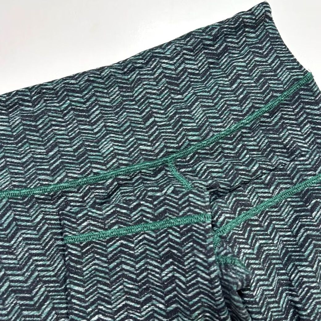 Lululemon Lululemon Athletica Chevron Capri Leggings Womens 4 Gray Regular Pocket Zigzag Pattern Capris Yoga Gym Athleisure Size 27" / US 4 / IT 40 - 3 Thumbnail